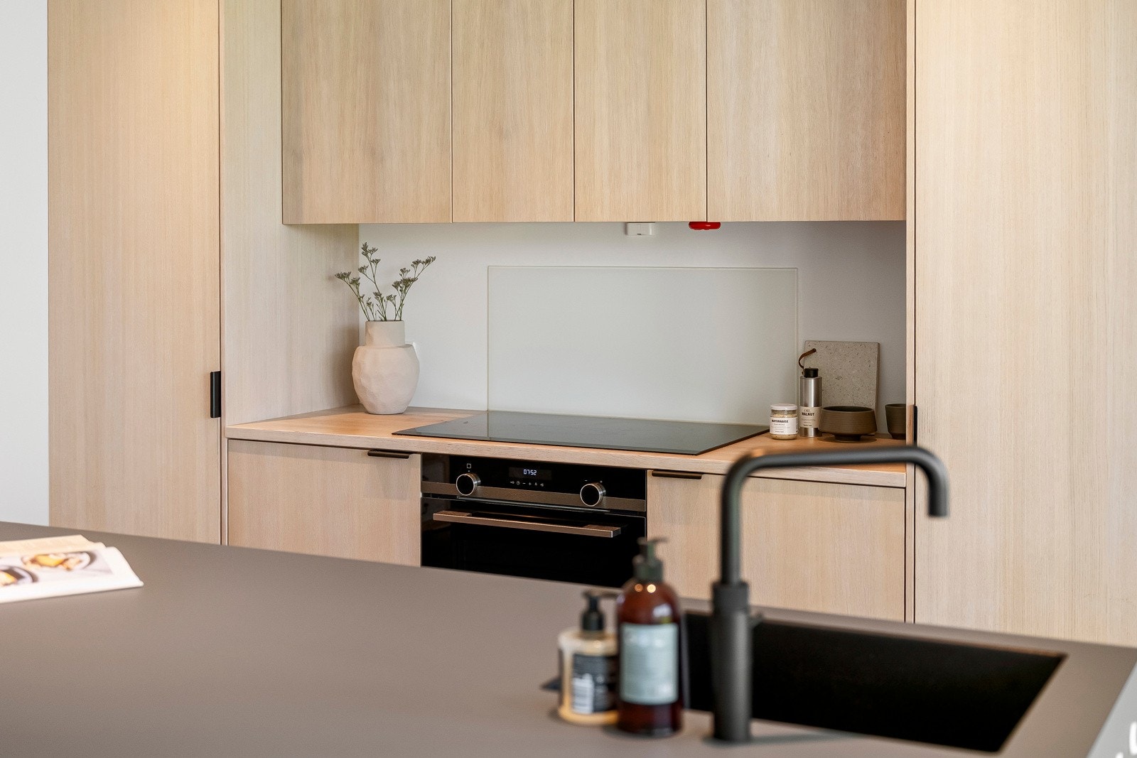 Kjøkkeninnredningen består av en stor, sort kjøkkenøy fra Svanekjøkkenet. Galleribilde