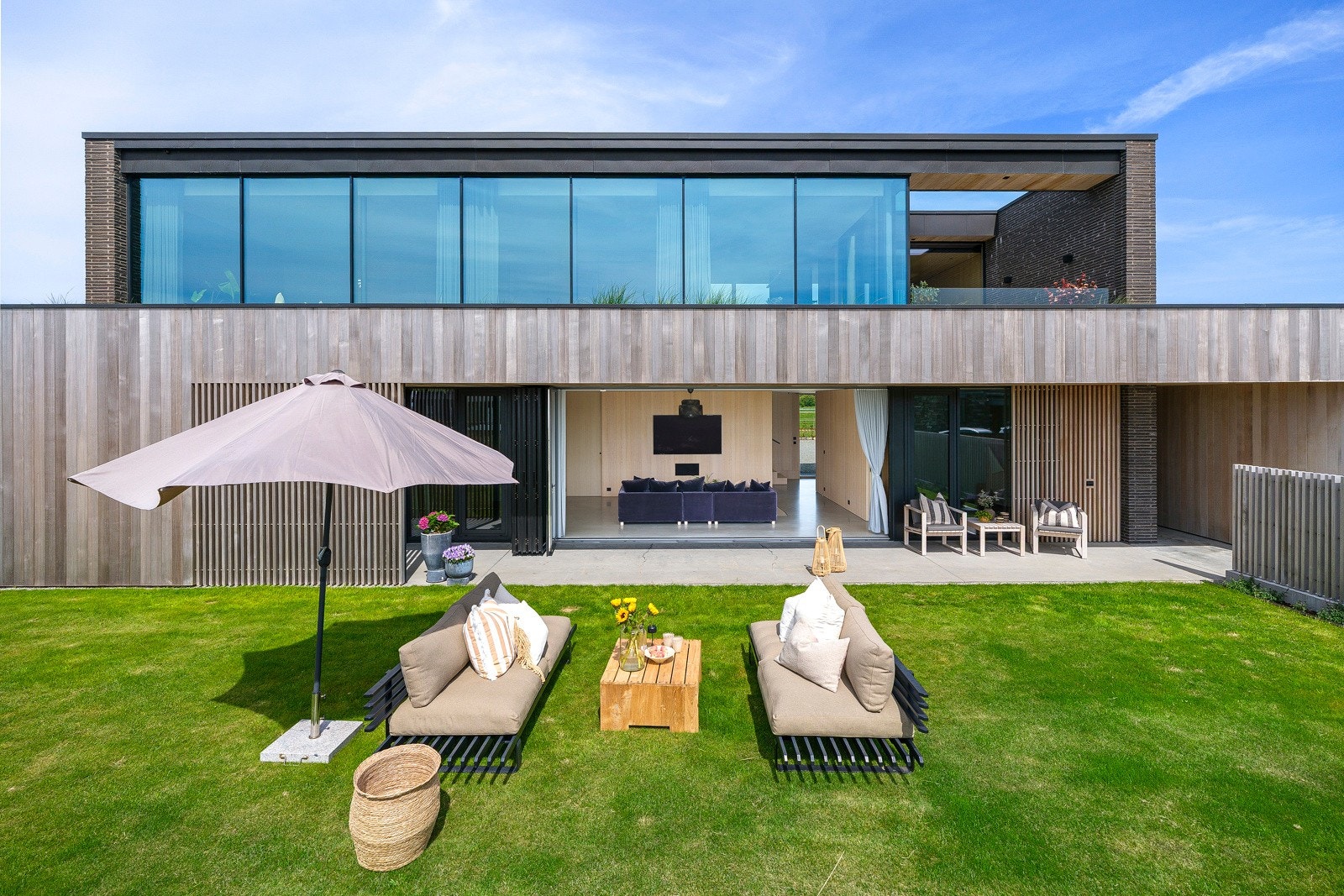 Plasseringen er sydvestvendt mot stranda med utmerkede solforhold og vakker utsikt til både soloppgang og solnedgangen over sjøen gjennom året. Galleribilde