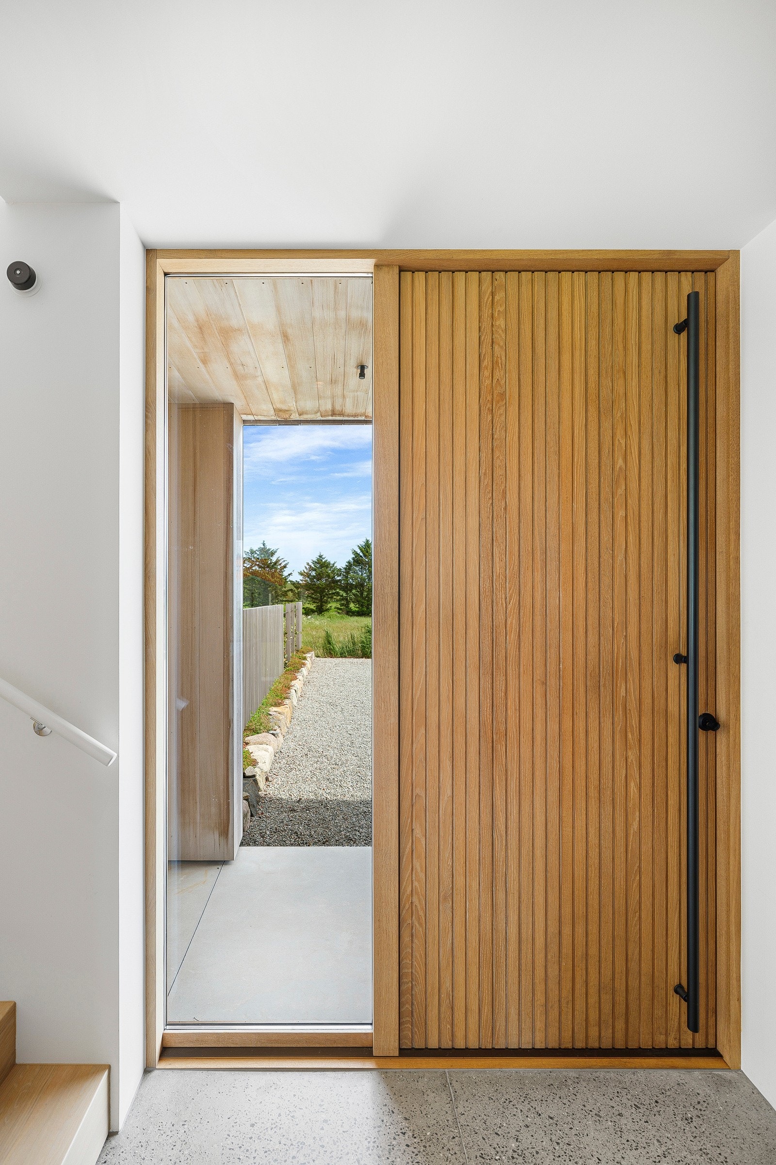 Boligdelen som vender mot nord består av en generasjonsdel over to plan. Her er det en stor stue i andre etasje, samt entré, stue med åpen kjøkkenløsning, et bad, toalettrom, et vaskerom og to gode soverom i første etasje. Galleribilde