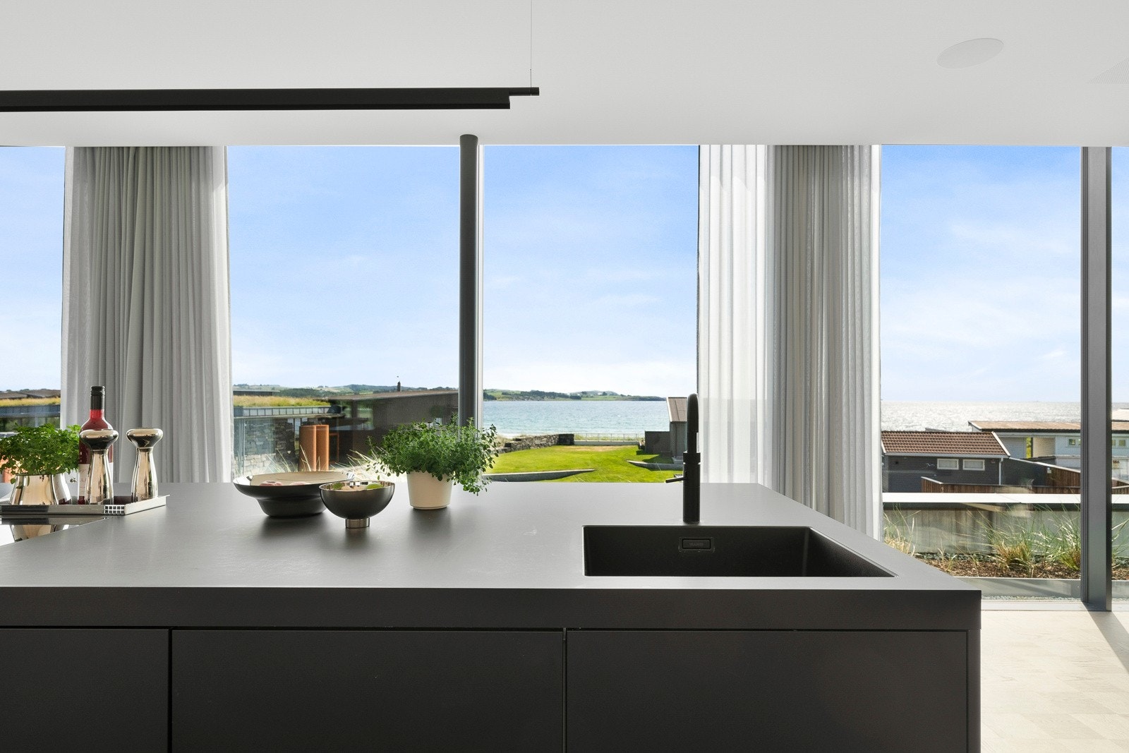 Kjøkkenet er utstyrt med integrerte hvitevarer fra Siemens, bestående av en stekeovn, oppvaskmaskin, kjøleskap og planlimt platetopp med innebygd ventilator Galleribilde