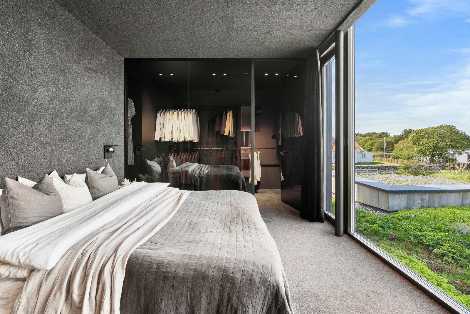 Hoveddelen av boligen har tre store soverom og et kontor. Hovedsuiten har downlights, teppe på gulvet, veggene og himlingen, samt glassdør og glassvegg med sort ramme inn til walk in closet. Galleribilde