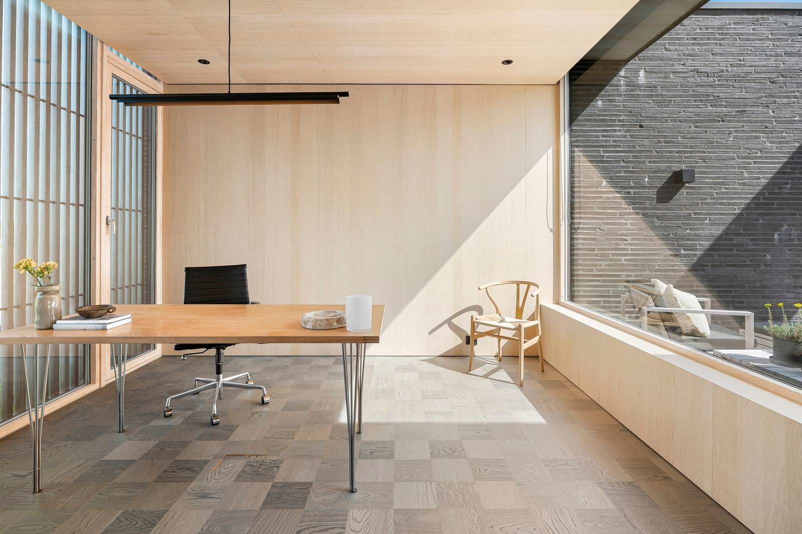 Rommet er lyst og herlig med parkettgulv i rutemønster, lagt sømløst fra stuen, samt tak og vegger kledd i eikefiner. Galleribilde