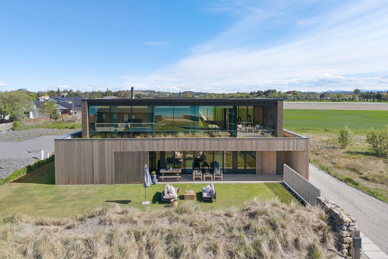 Utenfor hoveddelen er det anlagt en stor markterrasse på ca. 40 kvm, i forlengelse av de omkransende plattingene. Galleribilde