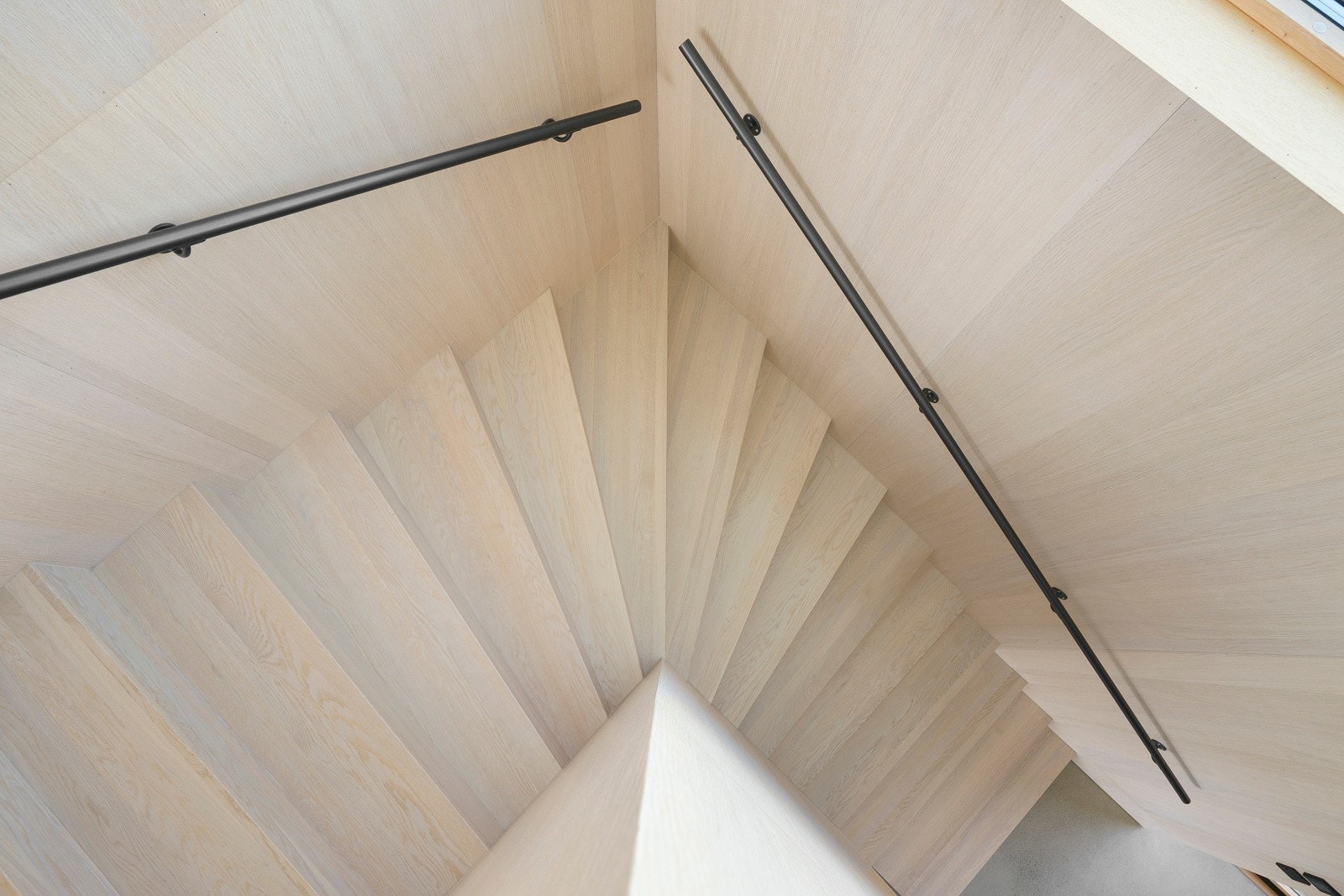 Innerdørene er takhøye i eik, i flukt med veggene og trappen opp til andre etasje er i matchende eik med sort håndløper. Galleribilde