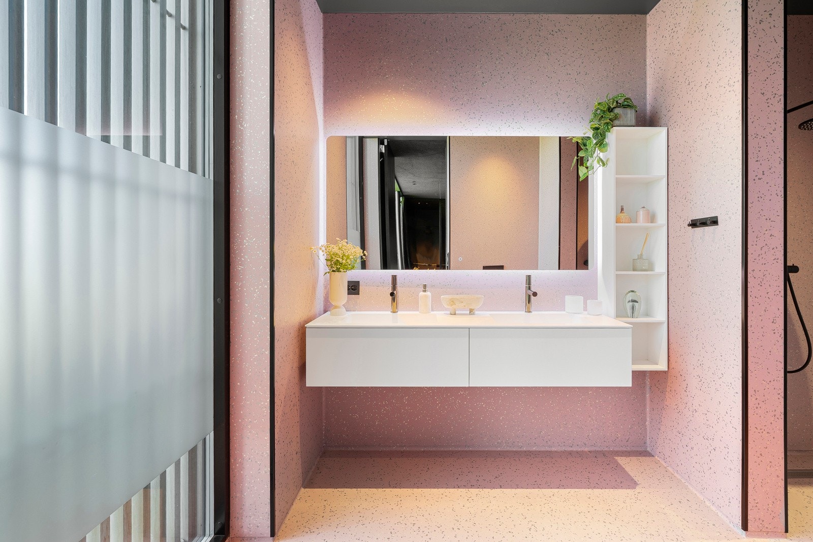 I tillegg har soverommet en egen garderobenisje, og pivotdør i sort eik inn til badet. Galleribilde