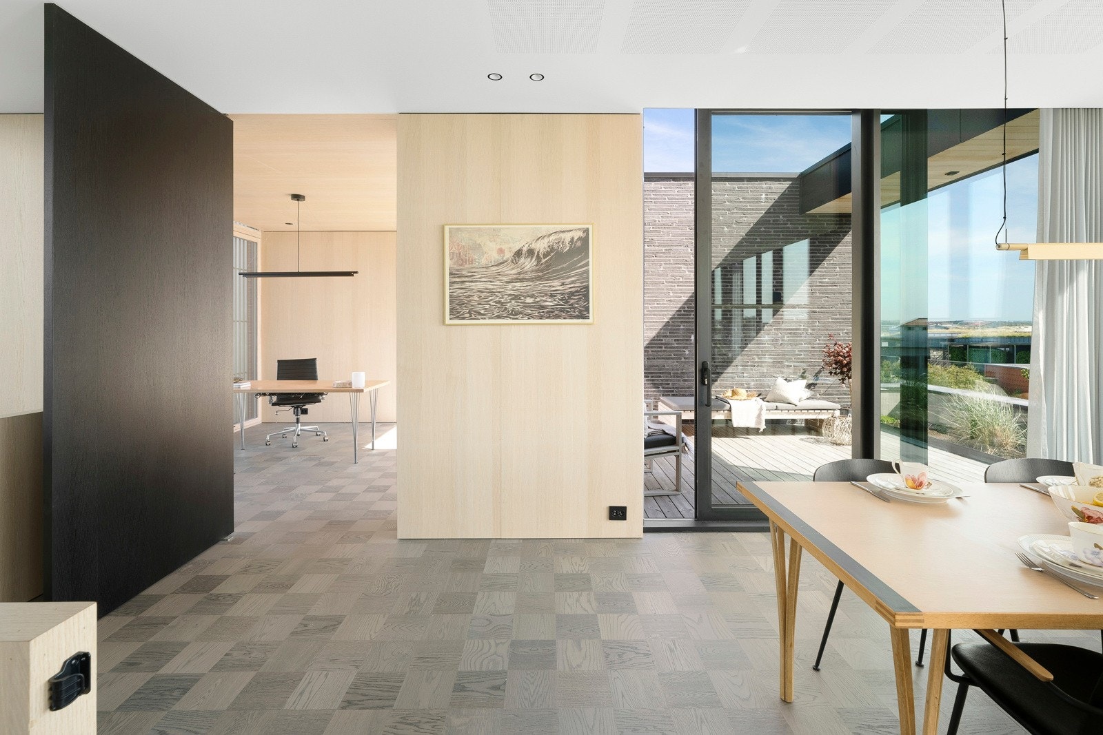 Kontoret har adkomst via en sort pivotdør som flukter helt med veggen når den er lukket. Galleribilde