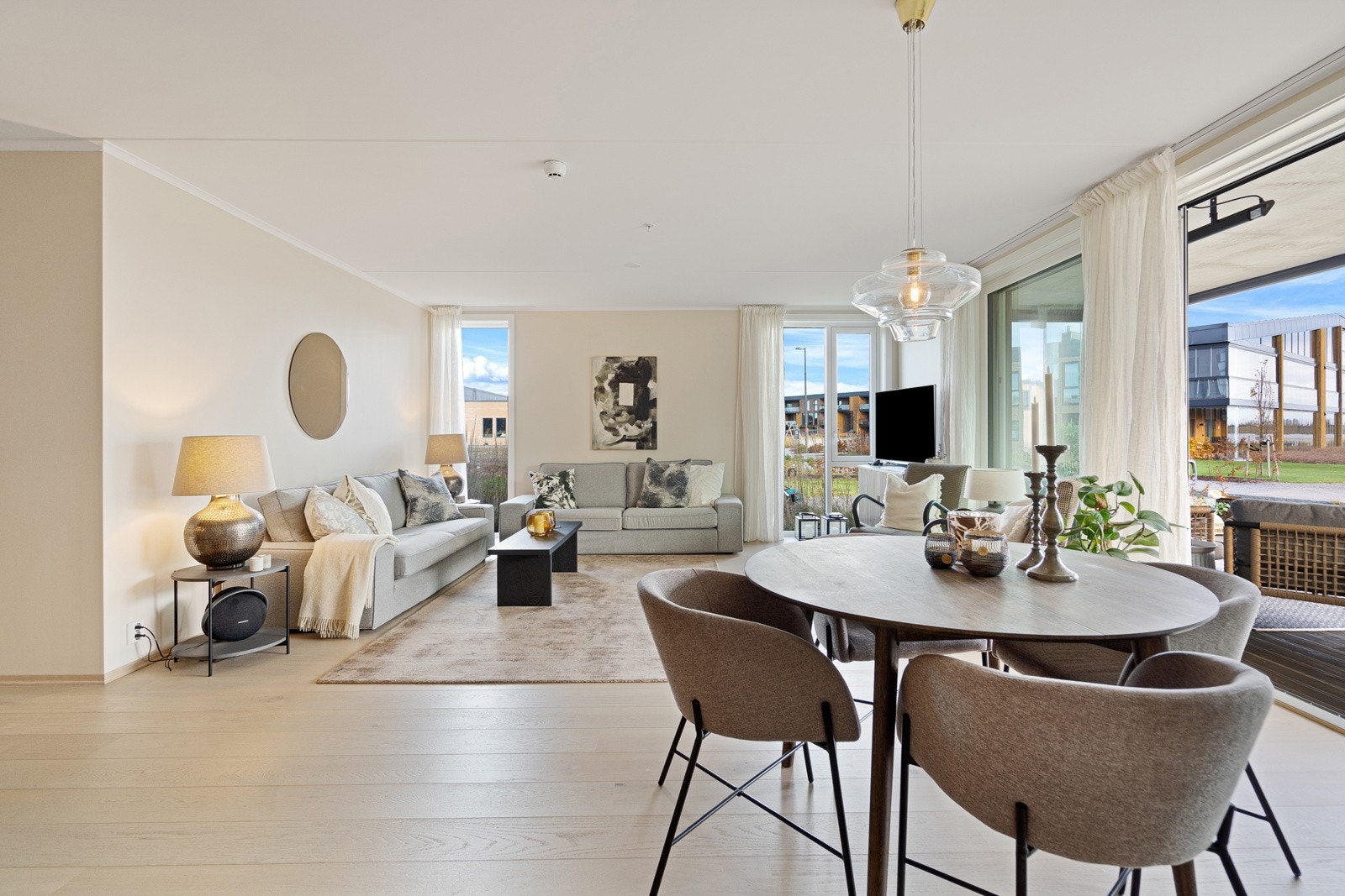 Lys stue med vinduflater fra to sider Galleribilde