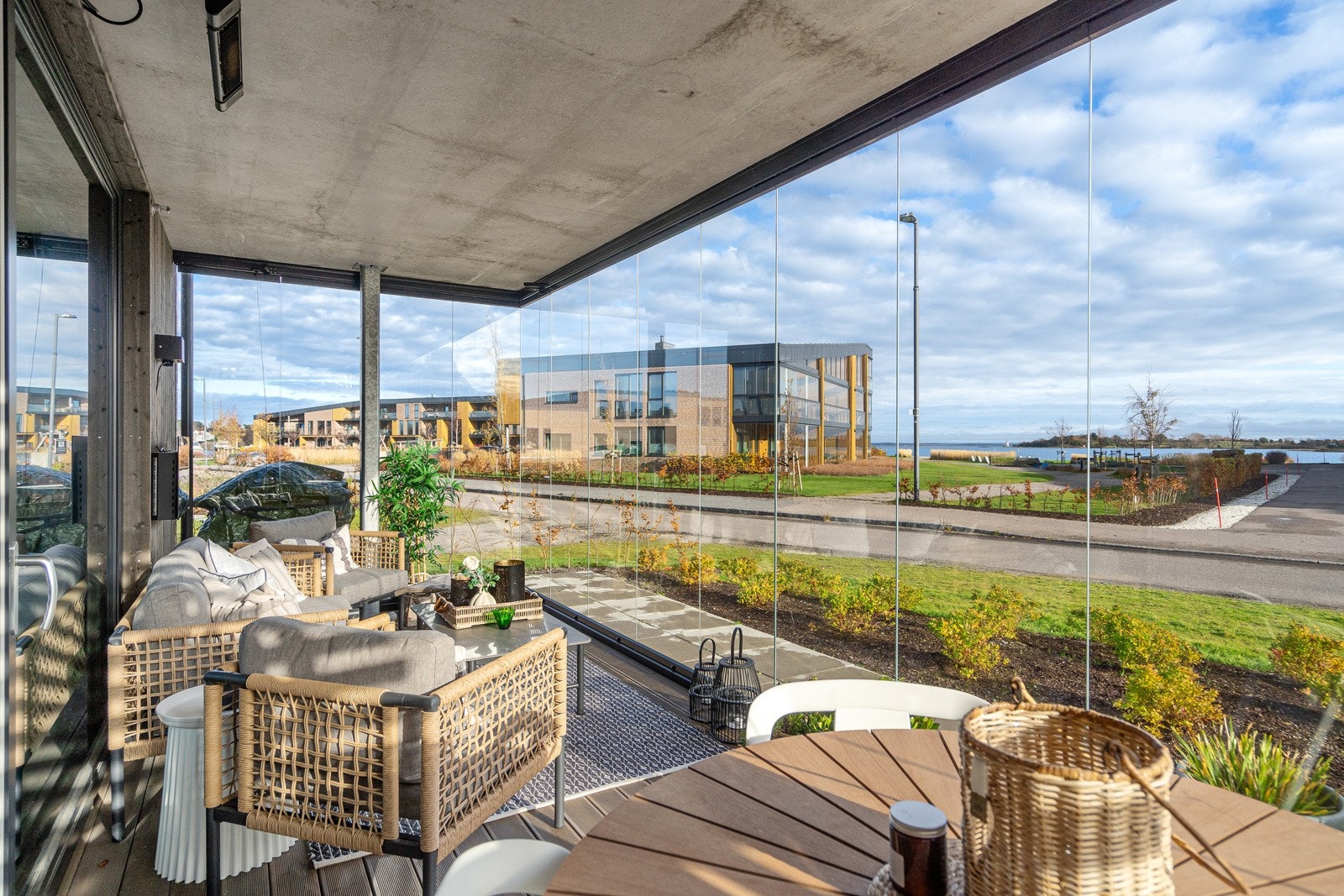 Stor og innglasset balkong med nydelig utsikt mot Torgersøya Galleribilde