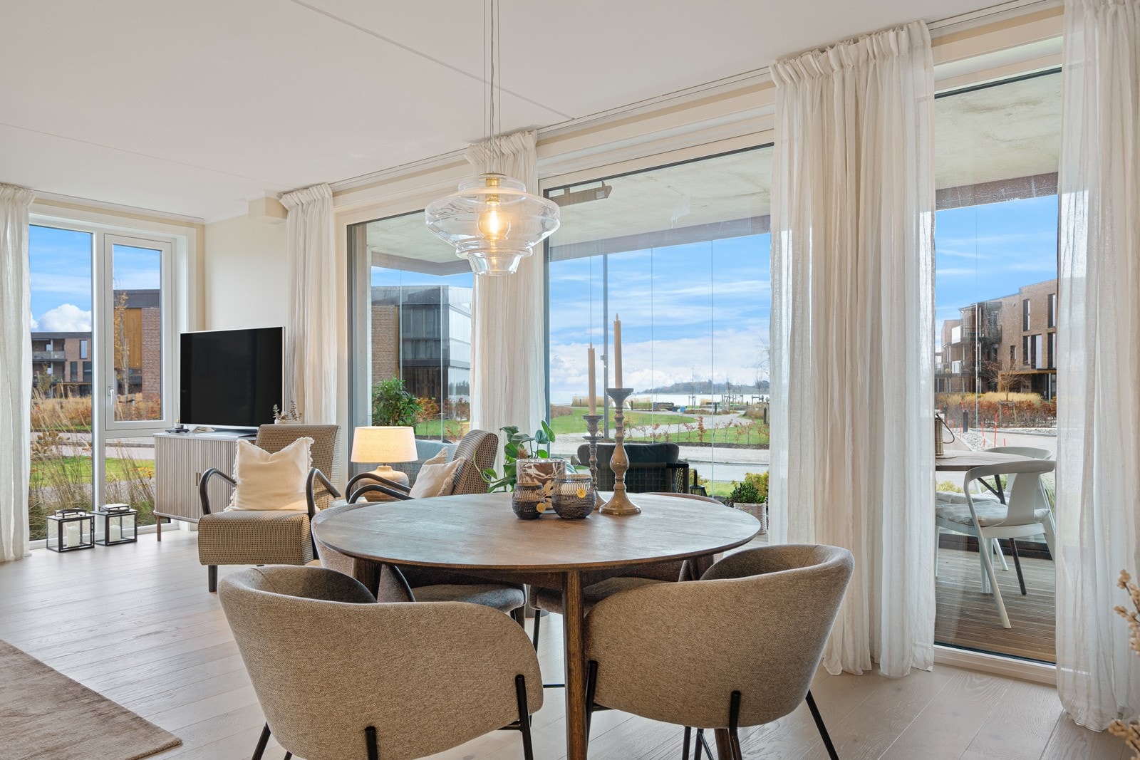 Det er utgang til innglasset balkong Galleribilde