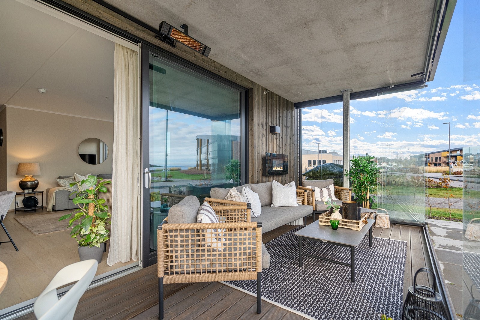 Innglassing og med strålevarme gir mulighet for lange og koselige sommerkvelder Galleribilde