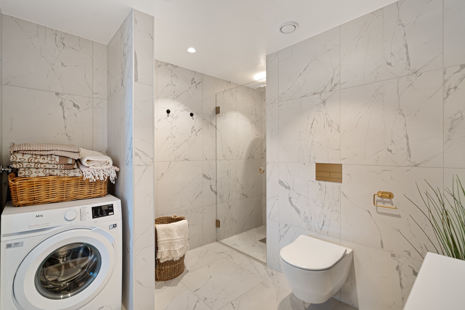 Egen dusjnisje samt nisje til vaskemaskin og tørketrommel Galleribilde