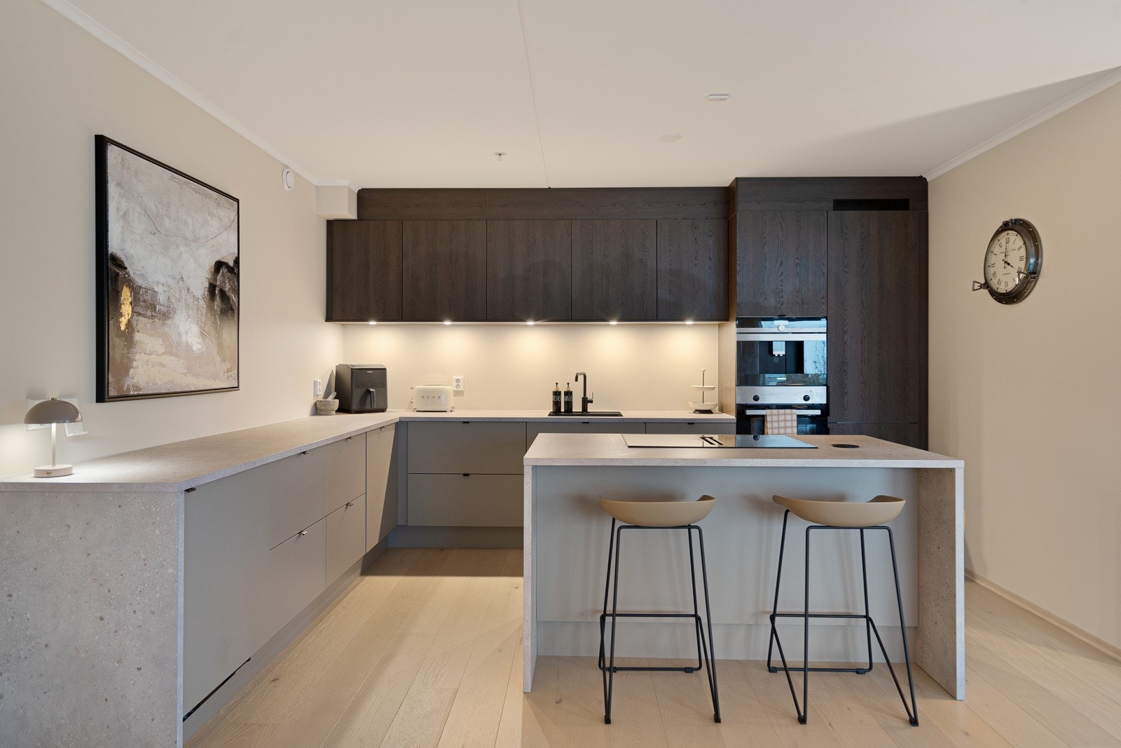 Velutstyrt kjøkken med praktisk barløsning Galleribilde