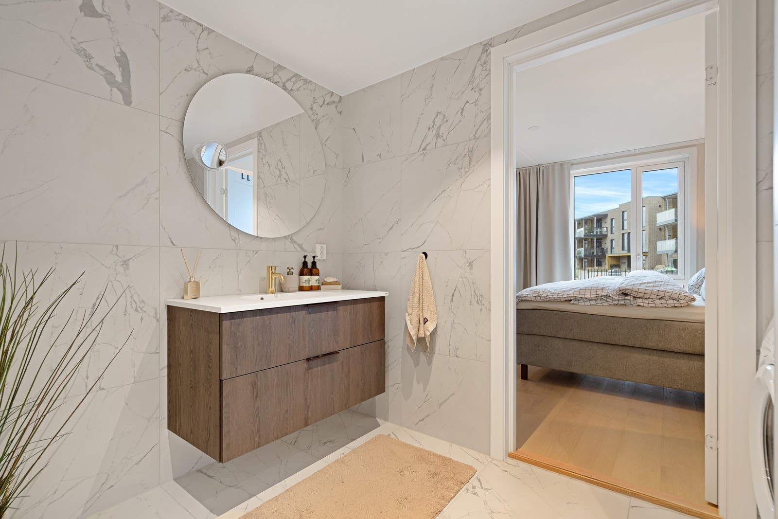 Lekkert bad tilhørende hovedsoverom Galleribilde