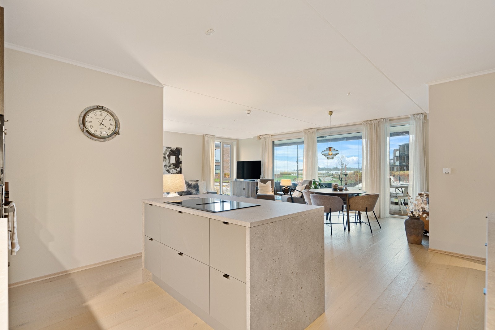 Delvis åpen løsning med stuen Galleribilde