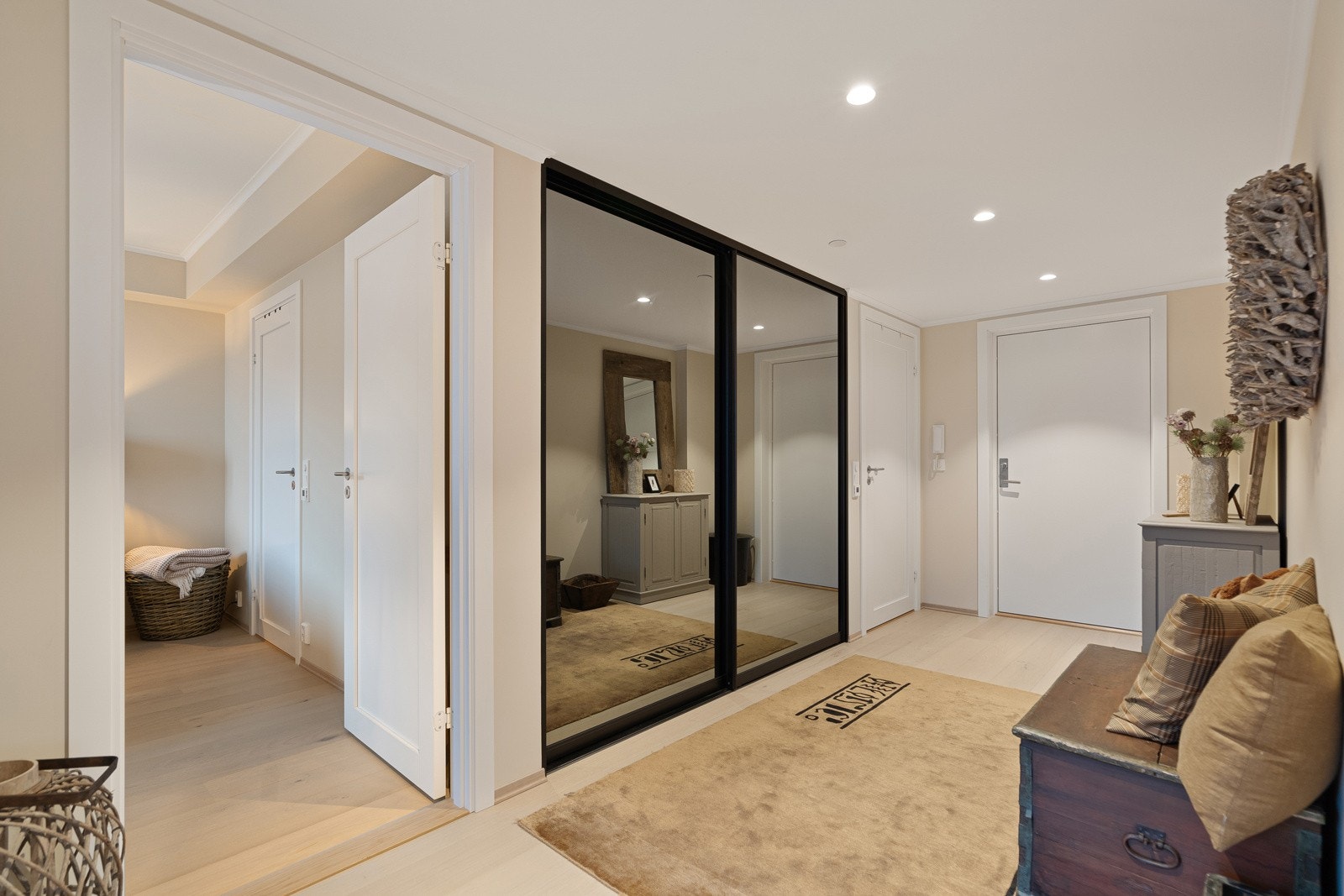 Stor og åpen hall med skyvedørgarderobe Galleribilde