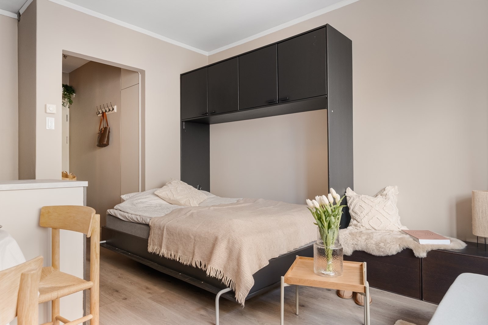 I stuen er det en praktisk og plassbygd Murphy-seng. Galleribilde