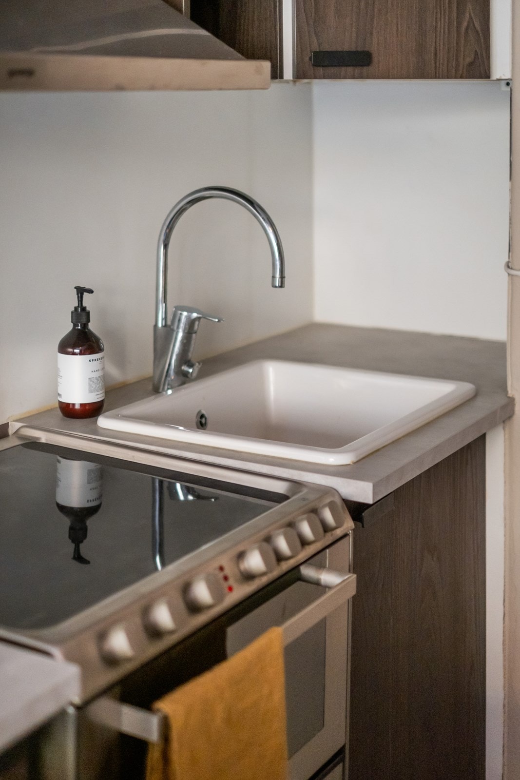 Videre er kjøkkenet utstyrt med integrert kjøleskap, frittstående komfyr og kullfilterventilator. Galleribilde