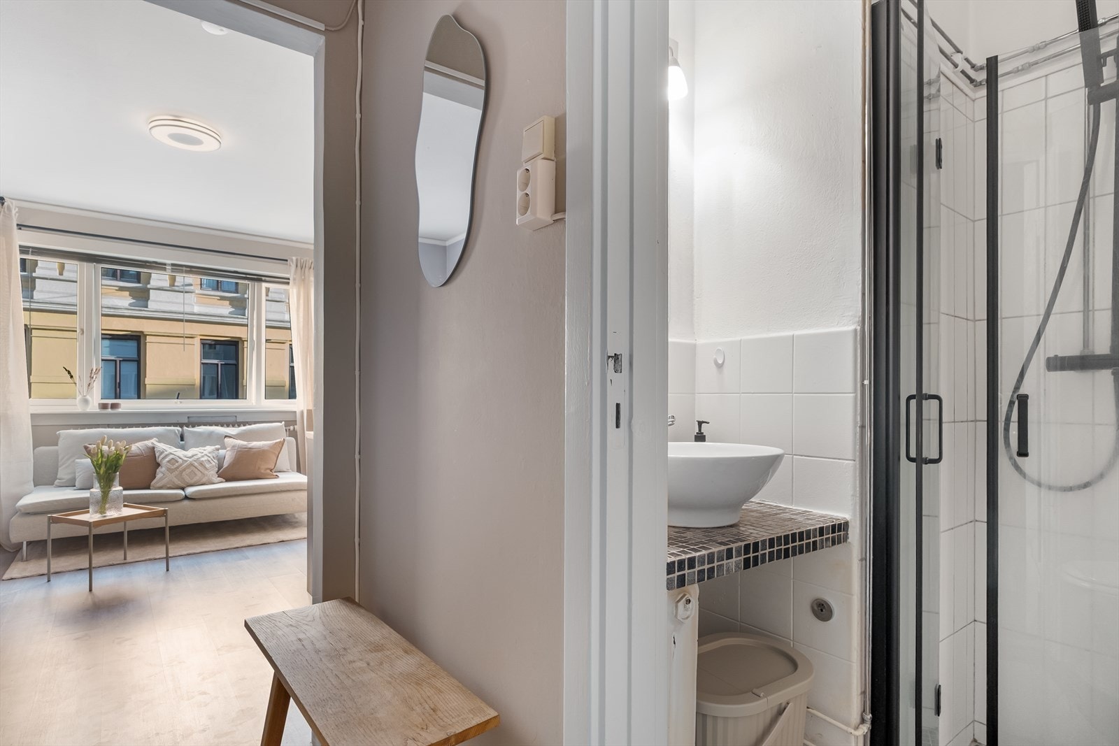 Fra entréen er det adkomst til badet. Galleribilde