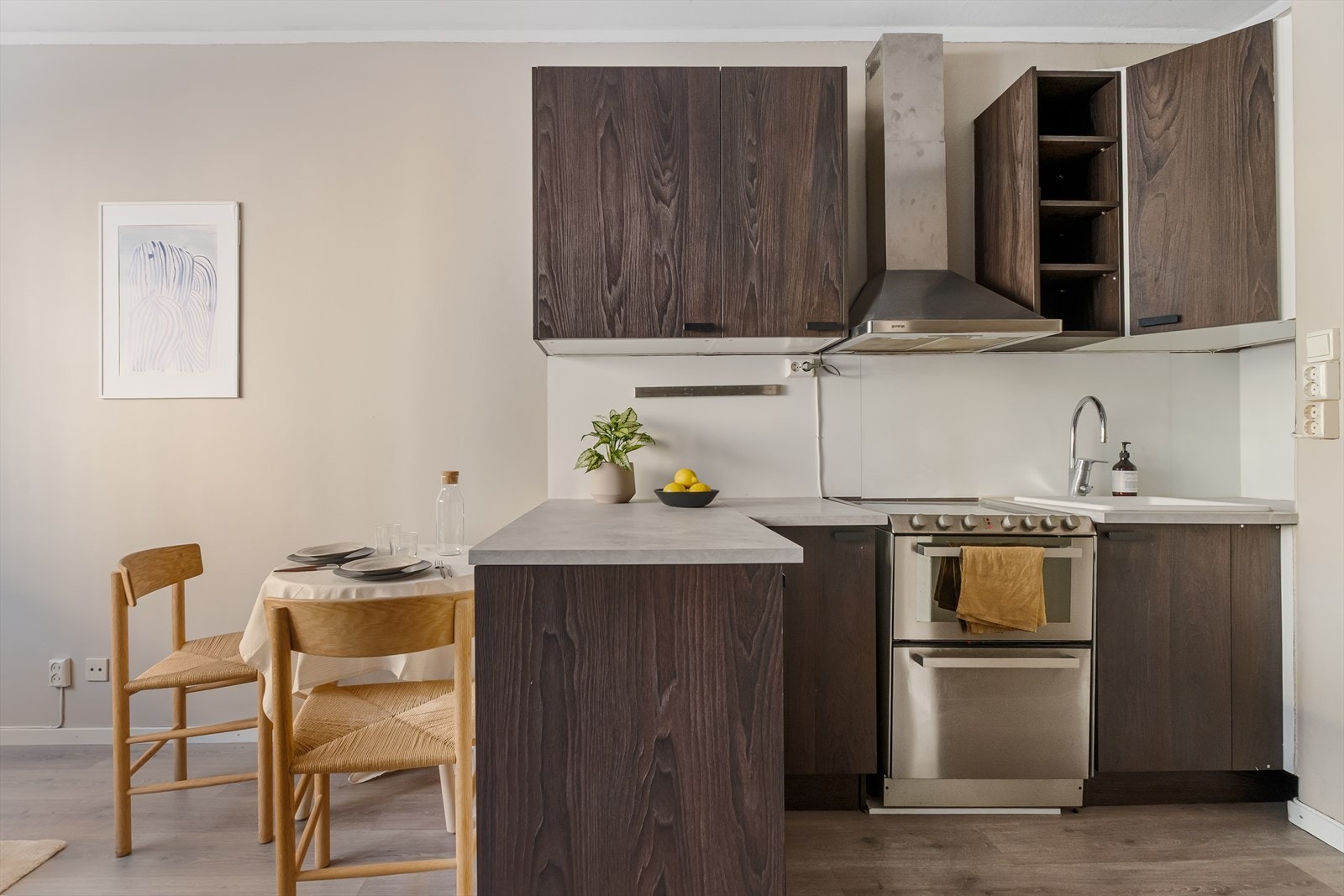 Kjøkken fra 2019, her er det god benkeplass med benkeplate i laminat og nedfelt vaskekum. Galleribilde