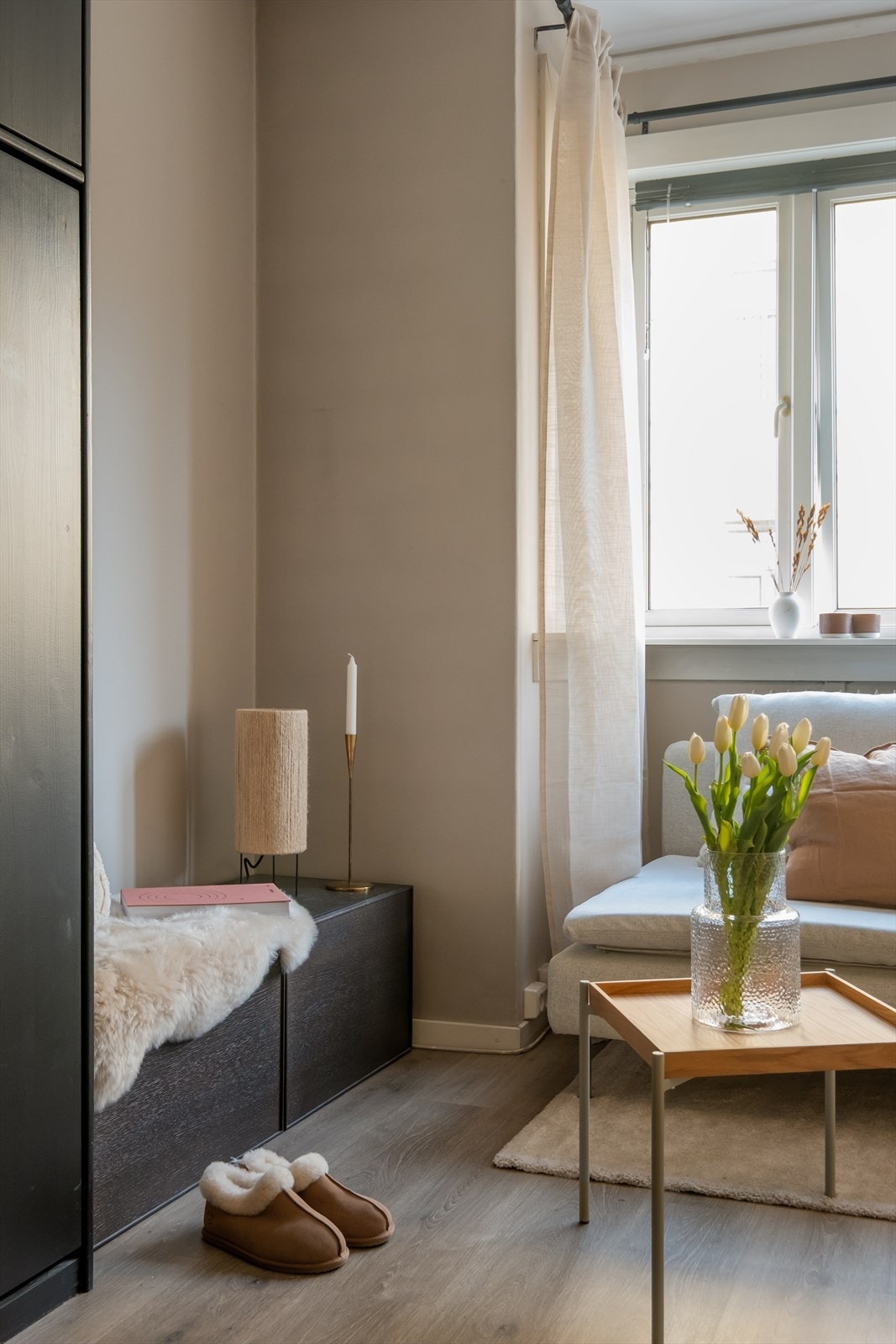 Leiligheten ble pusset opp av tidligere eier i 2019 med maling av vegger, nytt gulv, nytt kjøkken og ny dusjinnredning. Galleribilde