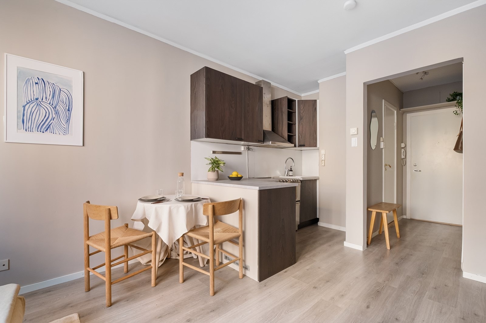 Stuen gir plass til både sofa, sammenleggbar seng og spiseplass. Galleribilde