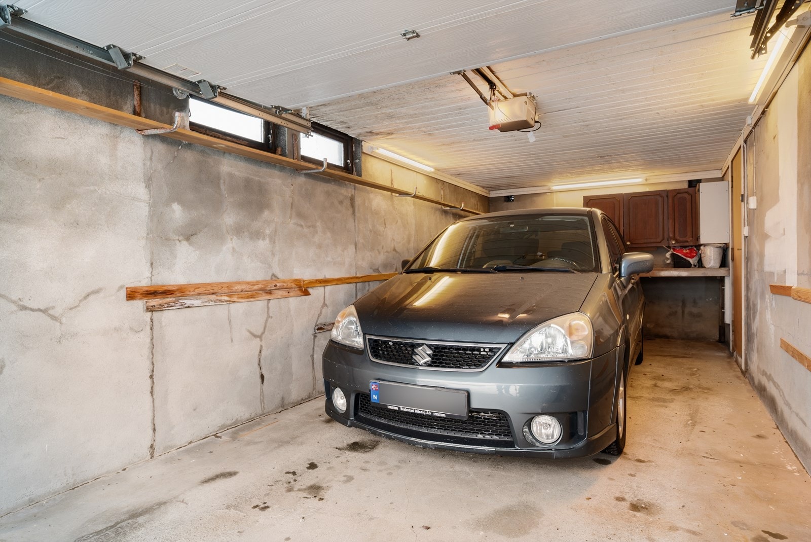 Det er direkte adkomst fra underetasjen og inn i garasjen. Garasjen er på ca. 21 kvm. og har innlagt strøm og leddport i stål med portmotor. Galleribilde