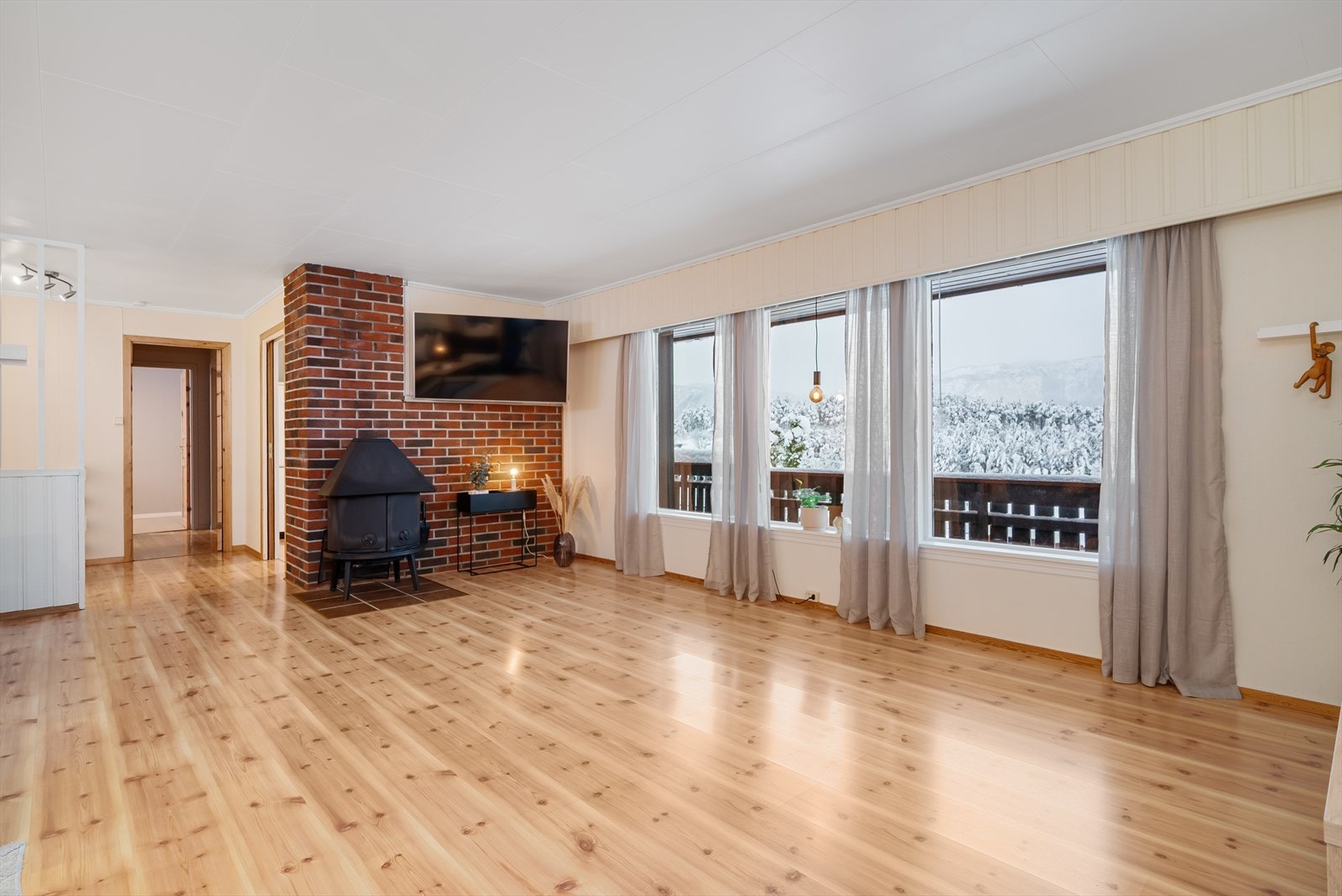 Det er montert varmepumpe i forbindelse med trappen mellom etasjene. I tillegg bidrar vedovnen til ekstra god varme på de kaldeste dagene. Galleribilde