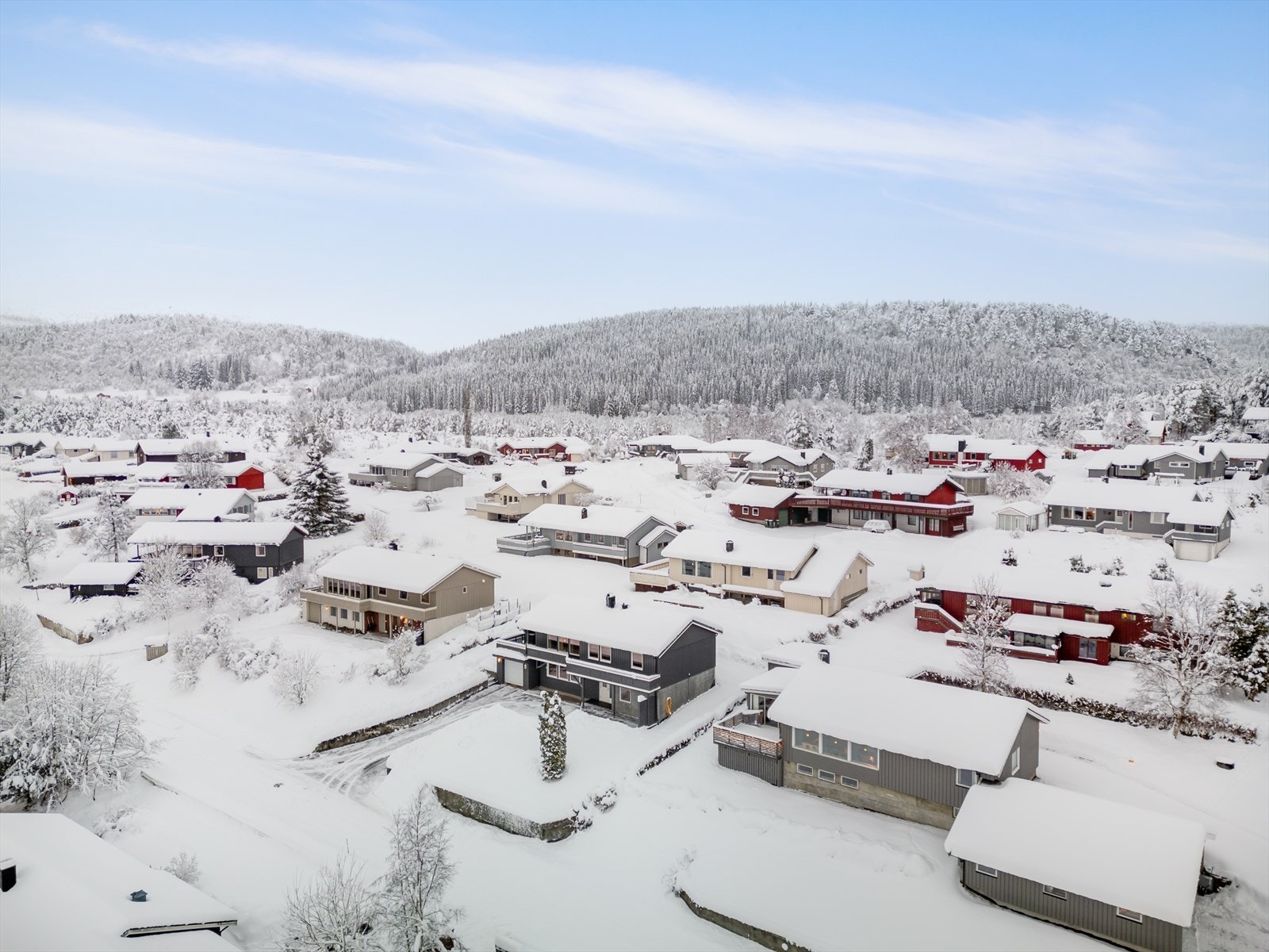 I sentrum av Kyrksæterøra finner du flere dagligvarebutikker, bakeri, restauranter, treningssenter, butikksenter, verksted, trelast, småbåthavn, bank m.m. Galleribilde