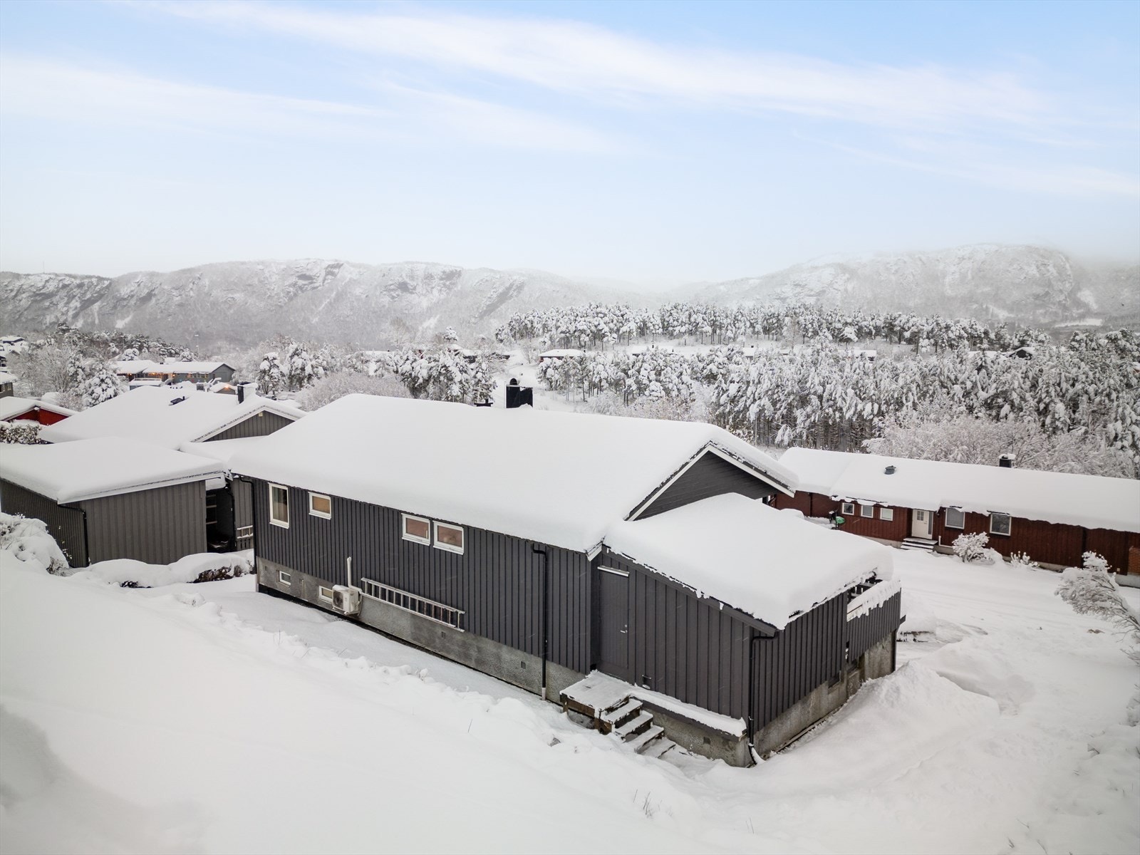 Fra verandaen er det dør og trapp ned til uteområdet bak huset. Galleribilde