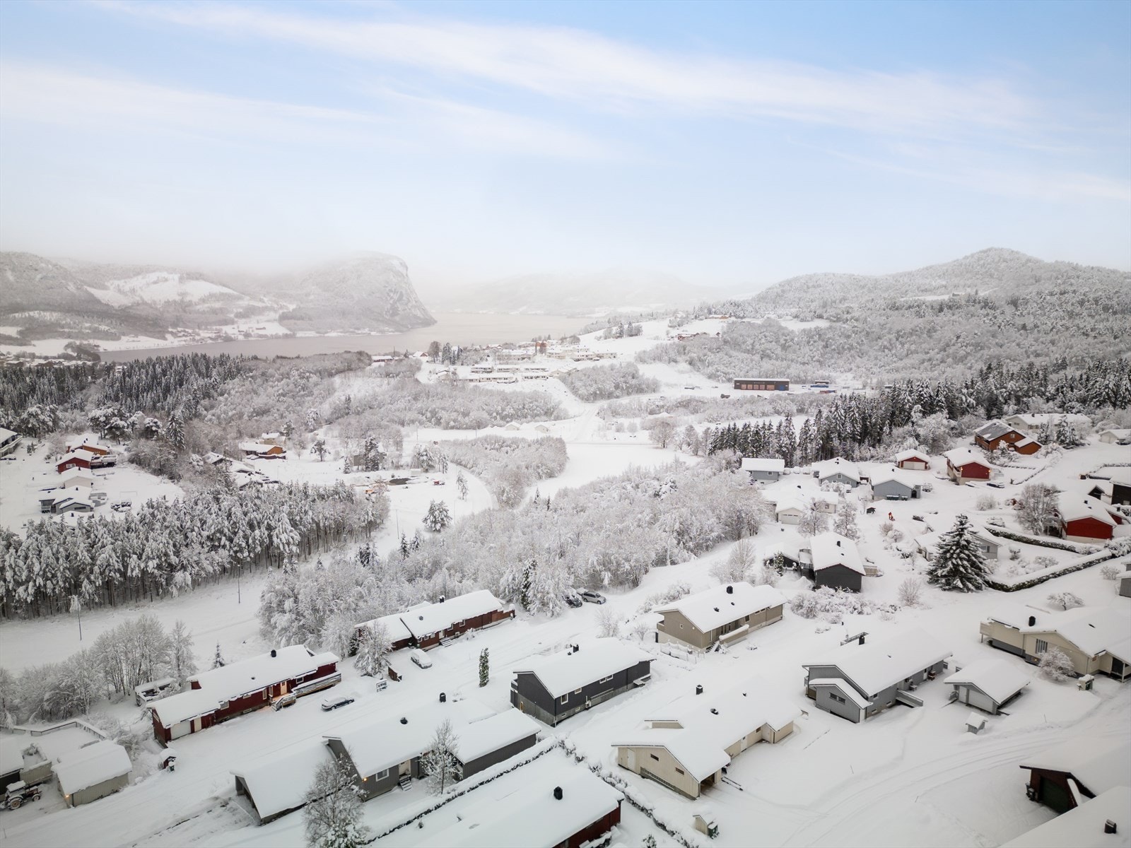 Fra eiendommen er det kort vei til både barnehage, skoler og sentrum hvor du finner et stort utvalg servicetjenester. Galleribilde