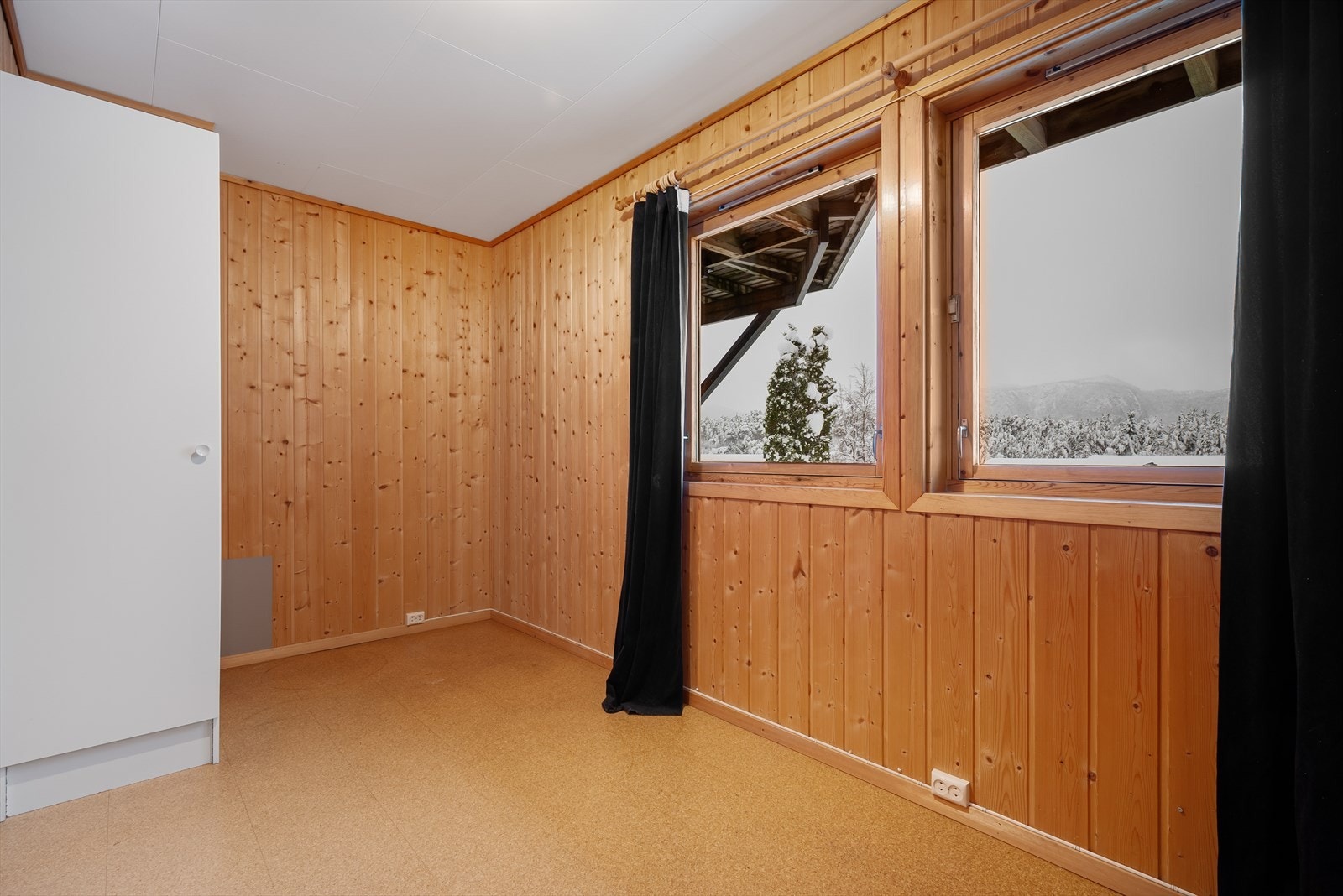 Det andre soverommet er på ca. 8 kvm. Rommet er ikke godkjent til varig opphold da det opprinnelig var inntegnet som hobbyrom. Endringen krever søknad om bruksendring, se salgsoppgave for mer info. Galleribilde