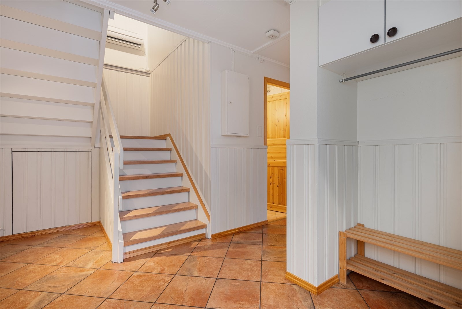 I gangen er det flislagt gulv med gulvvarme og trapp til 1.etasje med kott under repo. Galleribilde