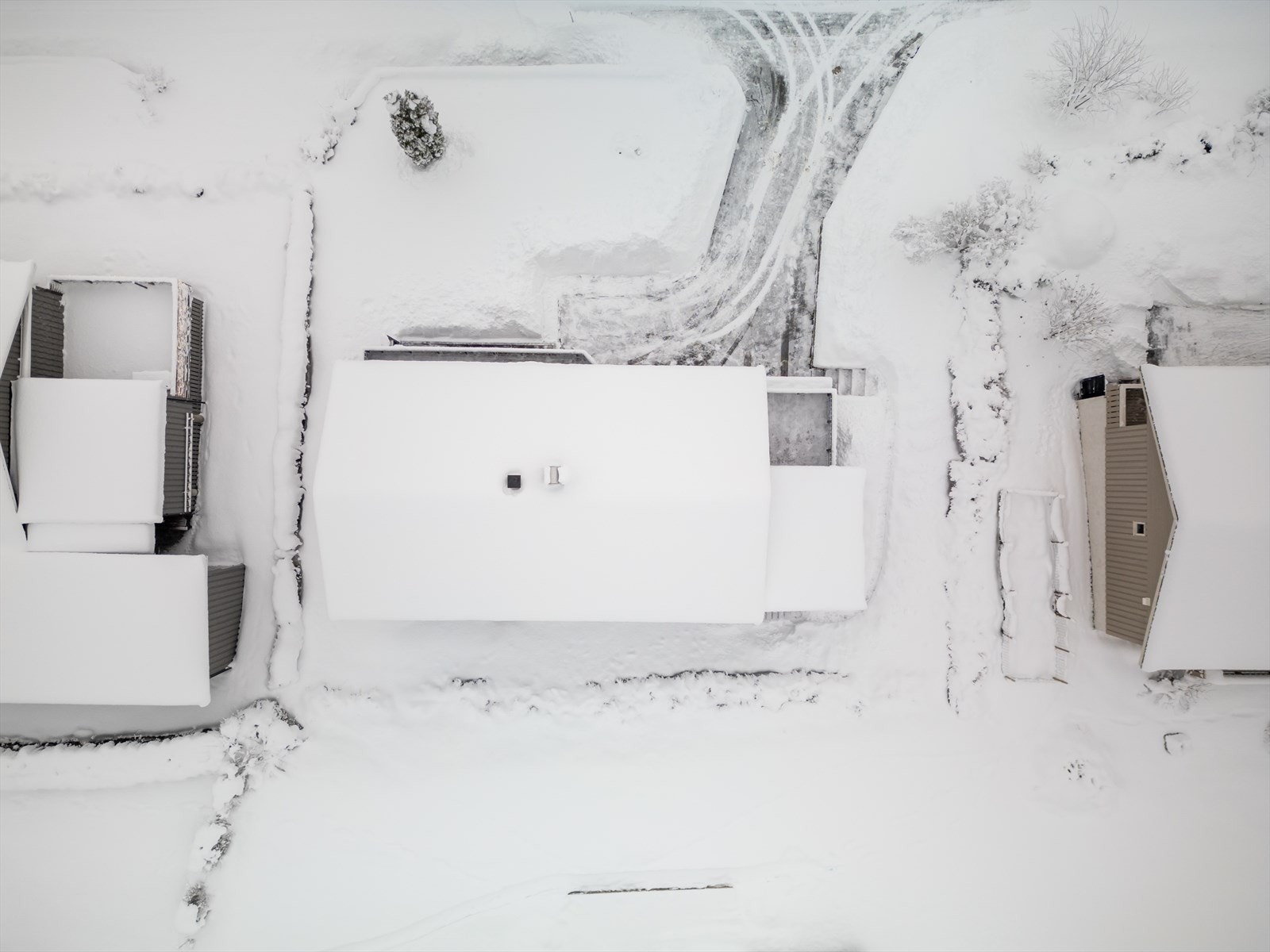 Det er asfaltert i innkjørsel og parkering. Galleribilde