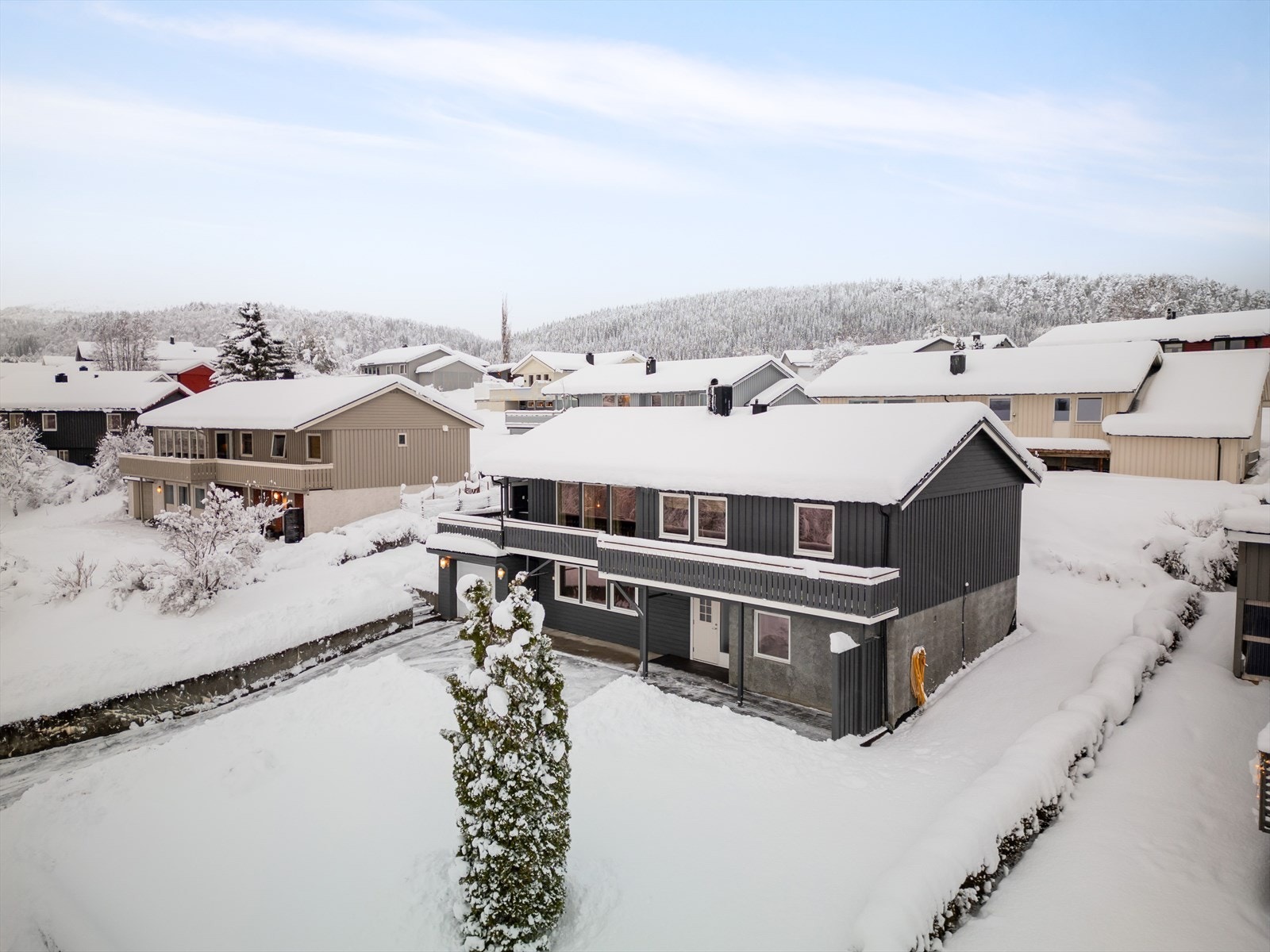 Eneboligen er pent beliggende i et rolig og barnevennlig boligområde i Haugen på Kyrksæterøra. Galleribilde