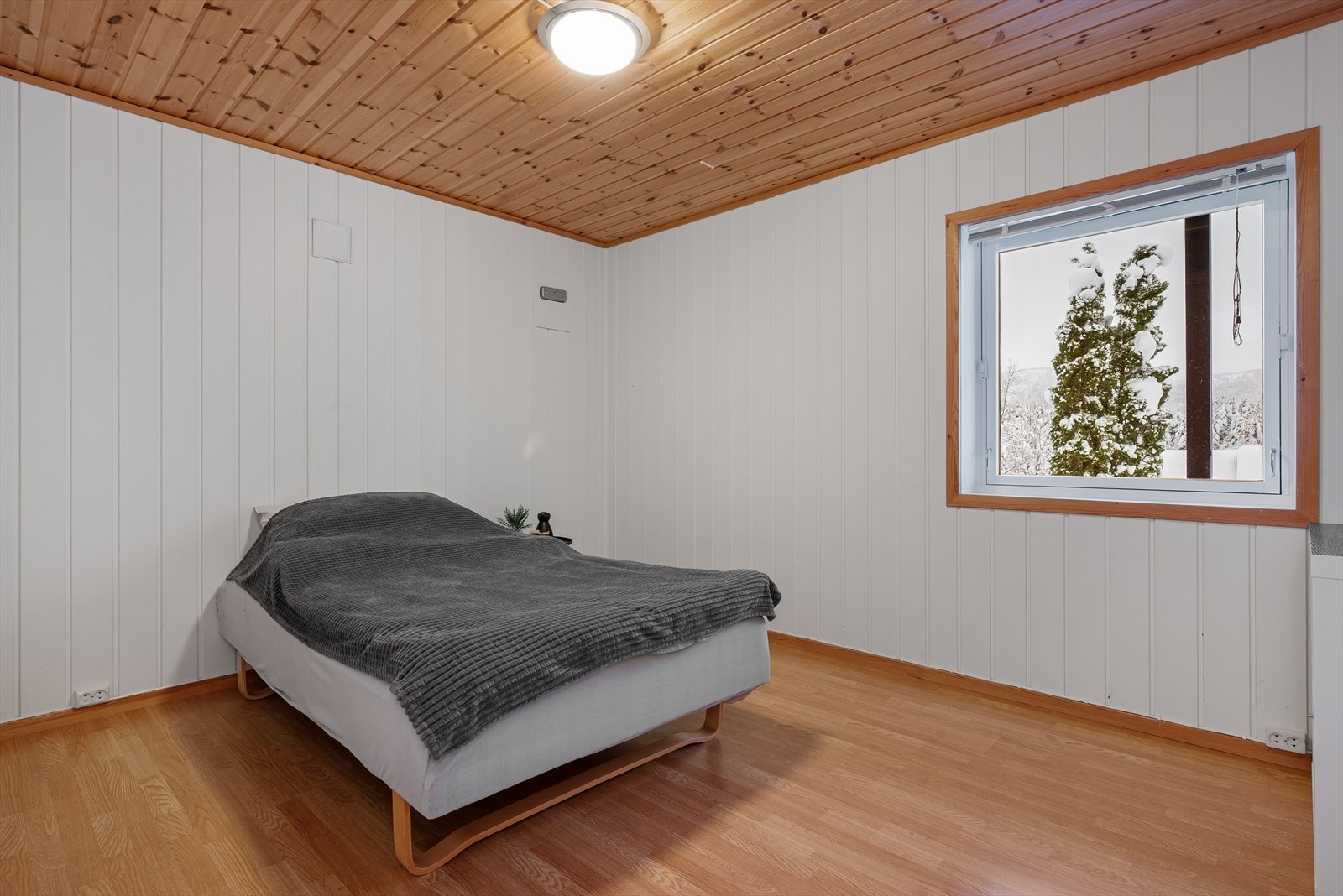Det største soverommet i underetasjen er på ca. 12 kvm. Dette rommet var opprinnelig inntegnet som tørkerom og soverom, men er sammenslått etter byggeåret. Endringen krever søknad om bruksendring, se salgsoppgave for mer info. Galleribilde
