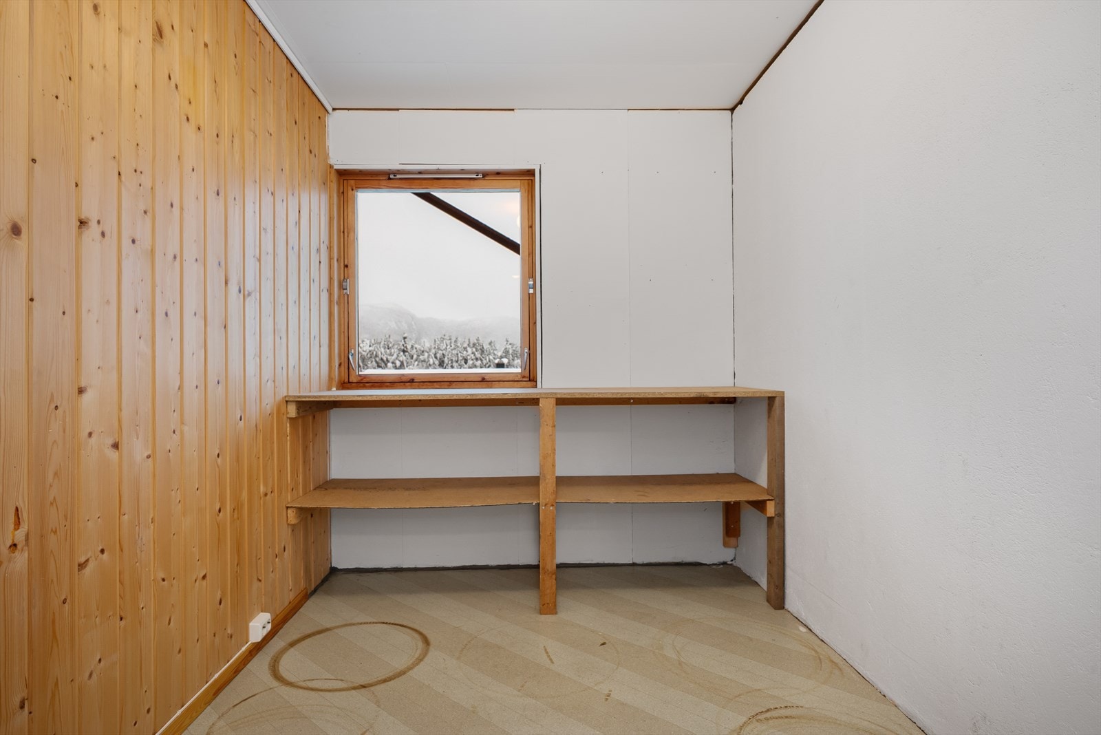 Det er god oppbevaringsplass i boder og lagerrom i underetasjen. Galleribilde