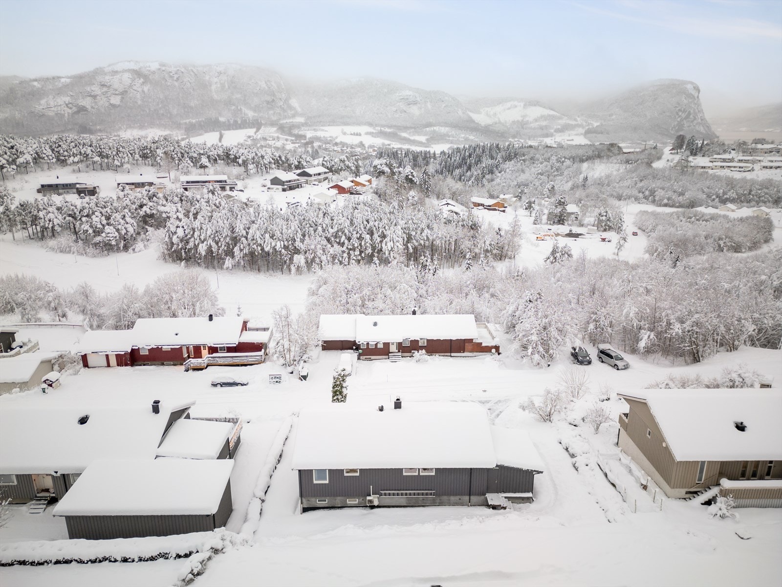 I nærområdet er det fine friluftsområder med gangavstand til både turstier, lysløype, lekeplass, isbane og fotballbane. Galleribilde