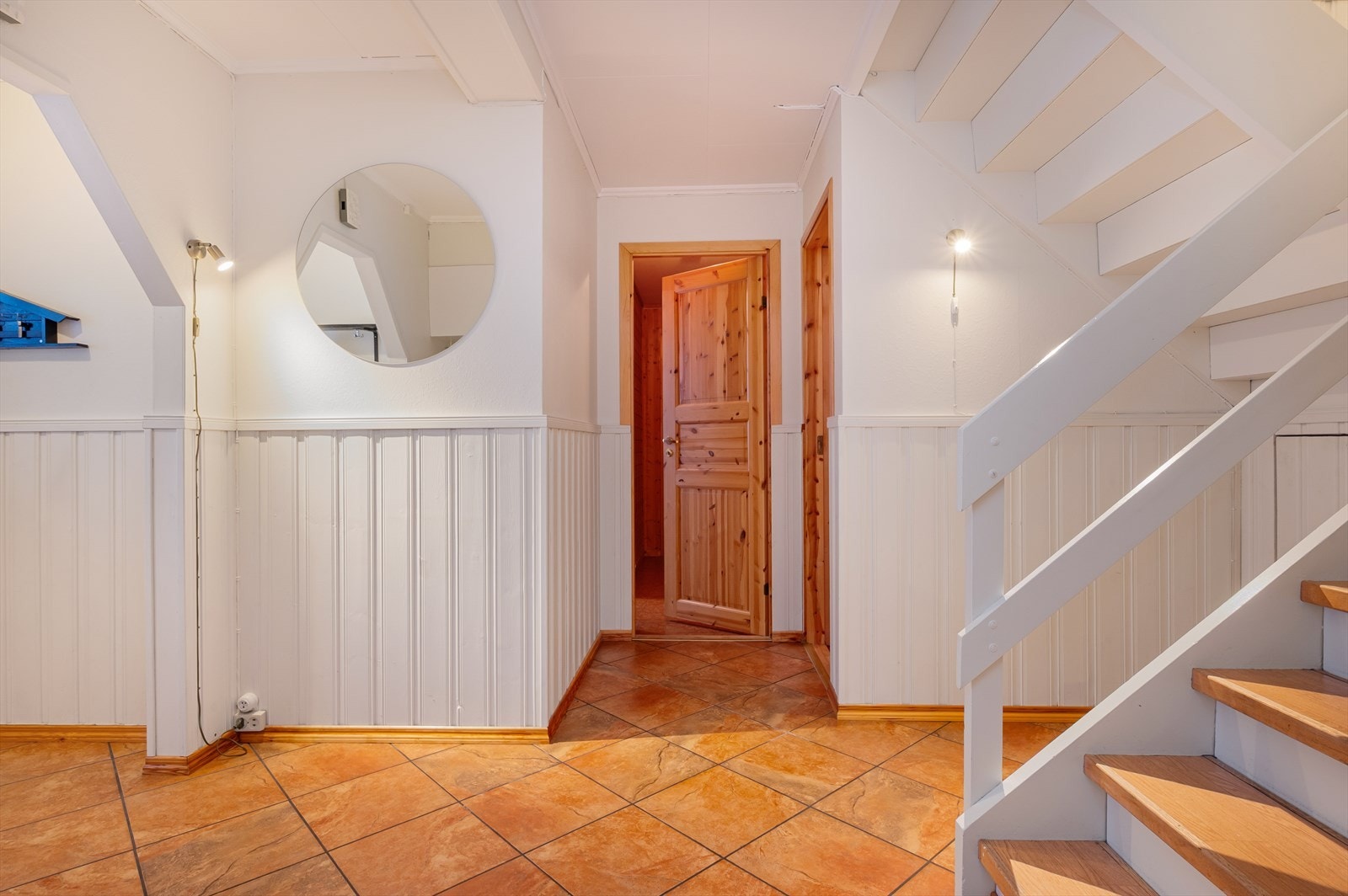 Underetasjen er innredet med entré, gang, 2 soverom, vaskerom, bad, 4 boder/lagerrom og garasje. Galleribilde