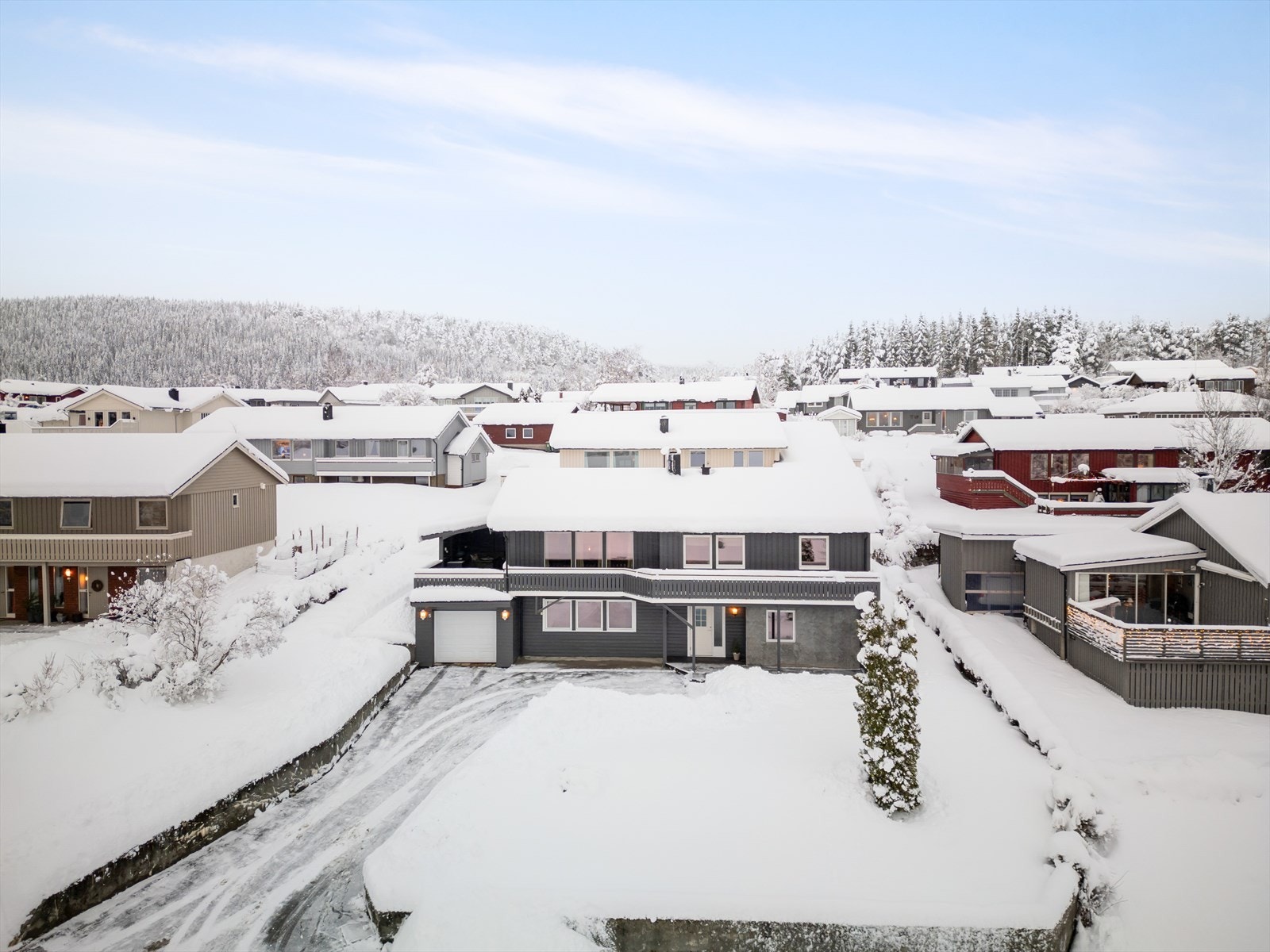 Eiendommen består av en eiet tomt på ca. 678 kvm. beplantet med plen, busker og trær. Taket ble byttet av tidligere eier i 2004. Galleribilde