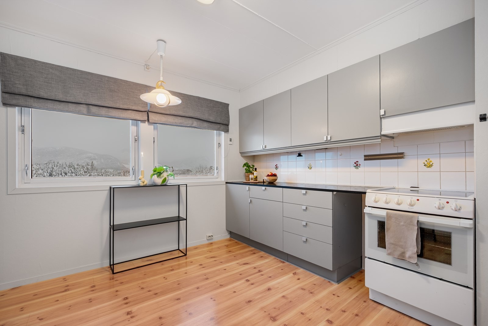 Kjøkkenet har mekanisk avtrekk over kokesonen. Det er avtrekk via sentralt avtrekksanlegg i bygget. Avtrekksvifte styrer også avtrekk på bad og vaskerom i underetasjen. Galleribilde