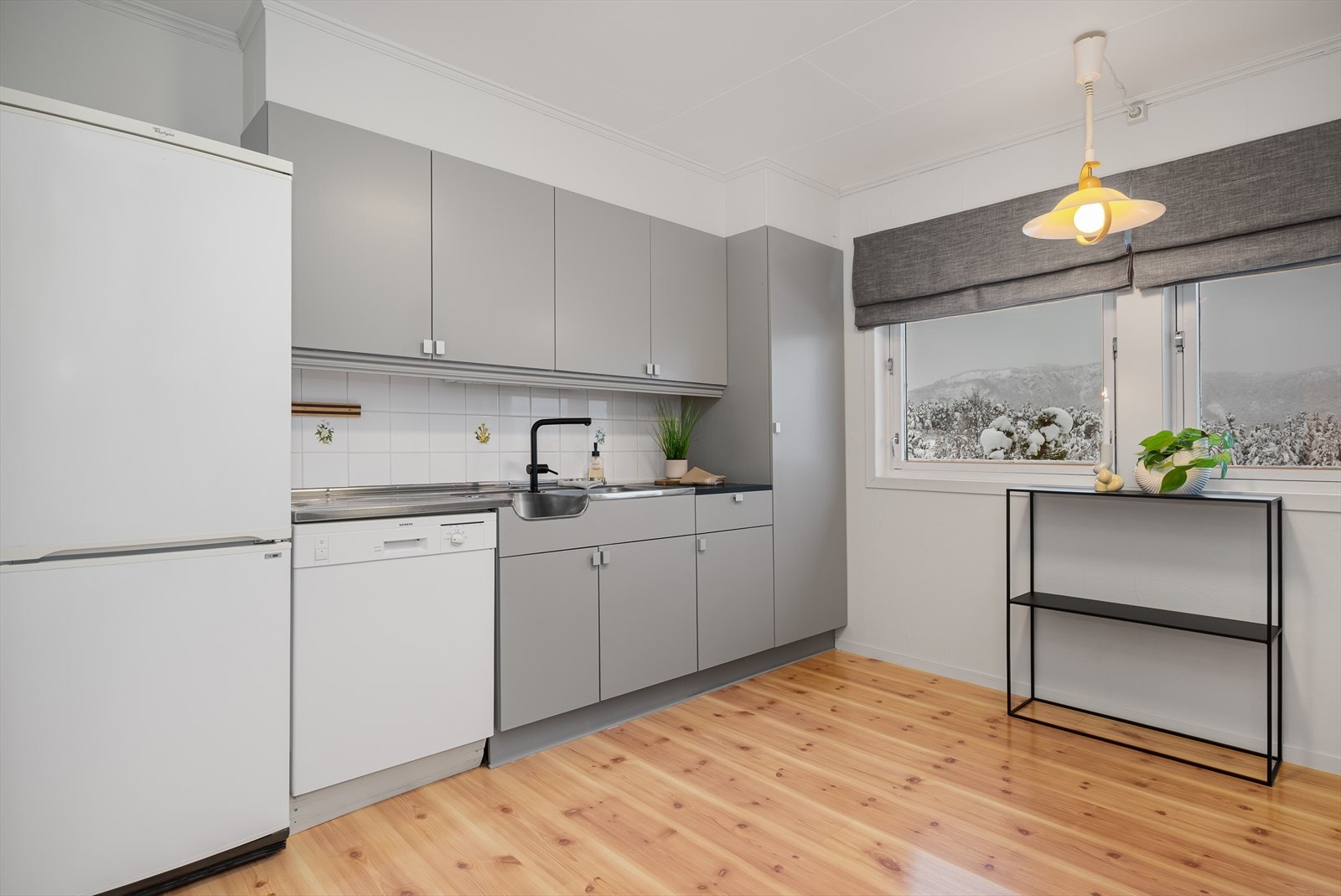 Heldekkende dobbelvask med avrenningsbeslag. Oppvaskmaskin, stekeovn og kjøl/fryseskap medfølger i handelen. Galleribilde