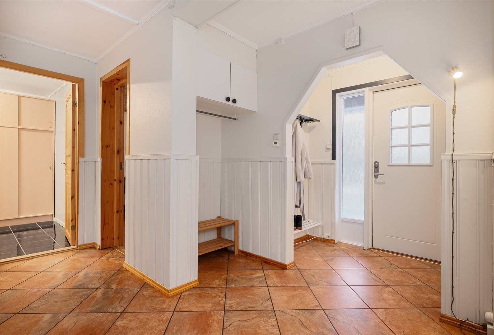 Du kommer inn i entreen og gangen i underetasjen. Her er det god plass for å henge av seg yttertøy og sko. Galleribilde