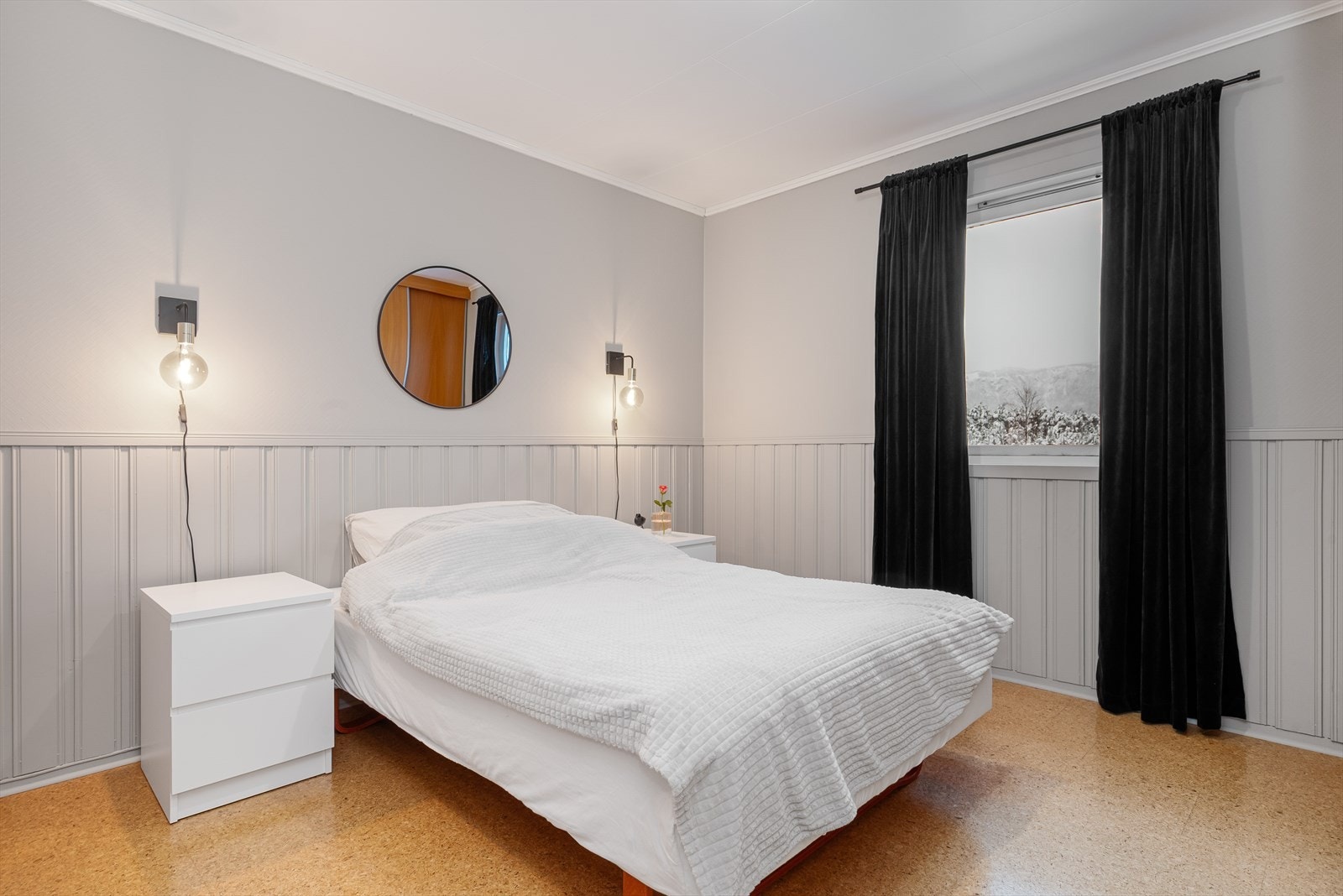 I 1.etasje er det to soverom. Det største er på ca. 11 kvm. og har garderobeskap langs den ene veggen. Galleribilde