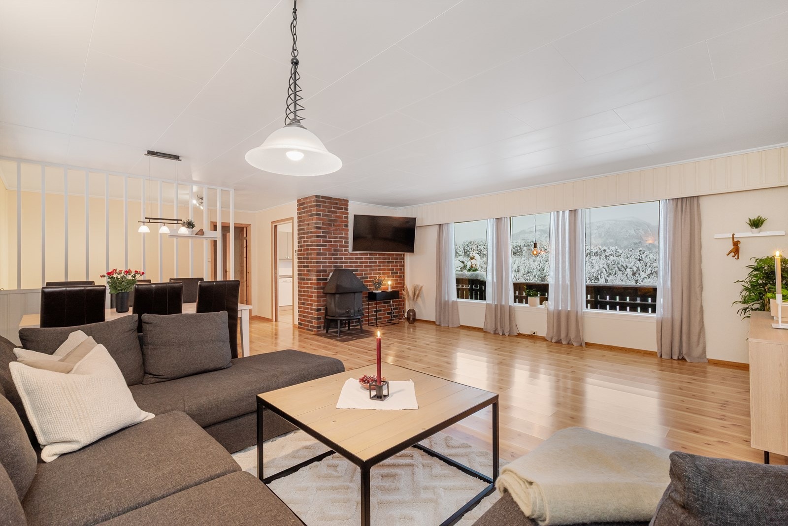 Lys og romslig stue på ca. 44 kvm. med god plass for både spisestuemøbler og sofagruppe. De store vindusflatene gir godt naturlig lys inn. Galleribilde