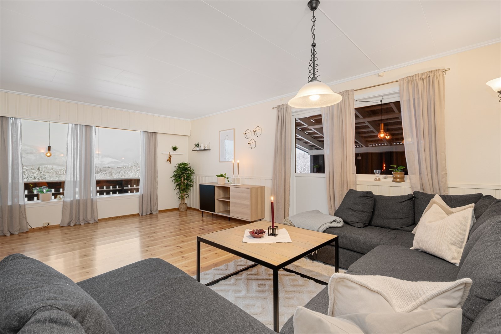 Fra stua er det utgang til veranda og uteområde. Galleribilde