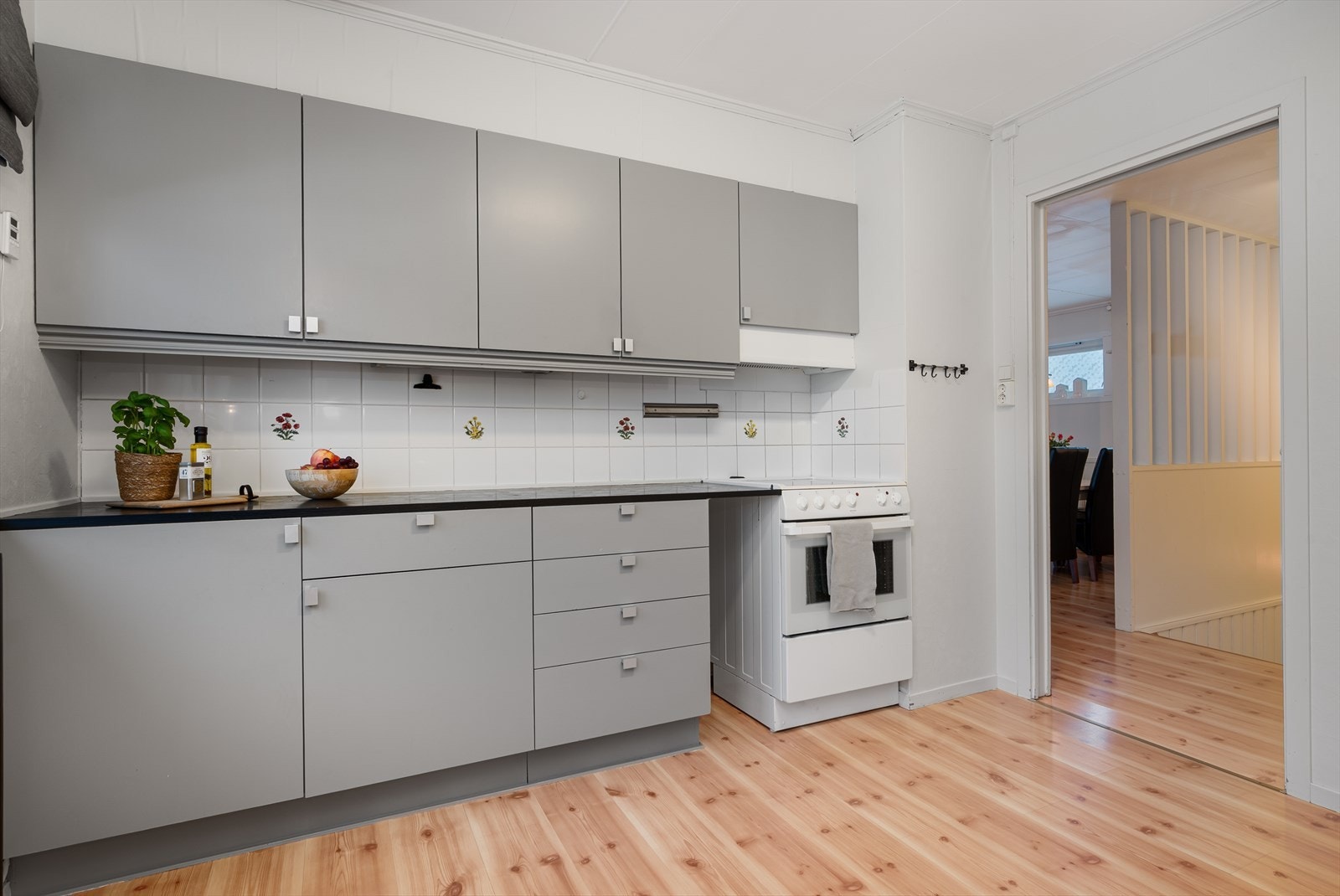 Kjøkkenet ligger like ved stua. Her er det innredning med over- og underskap og praktisk flis over benkeplatene. Galleribilde