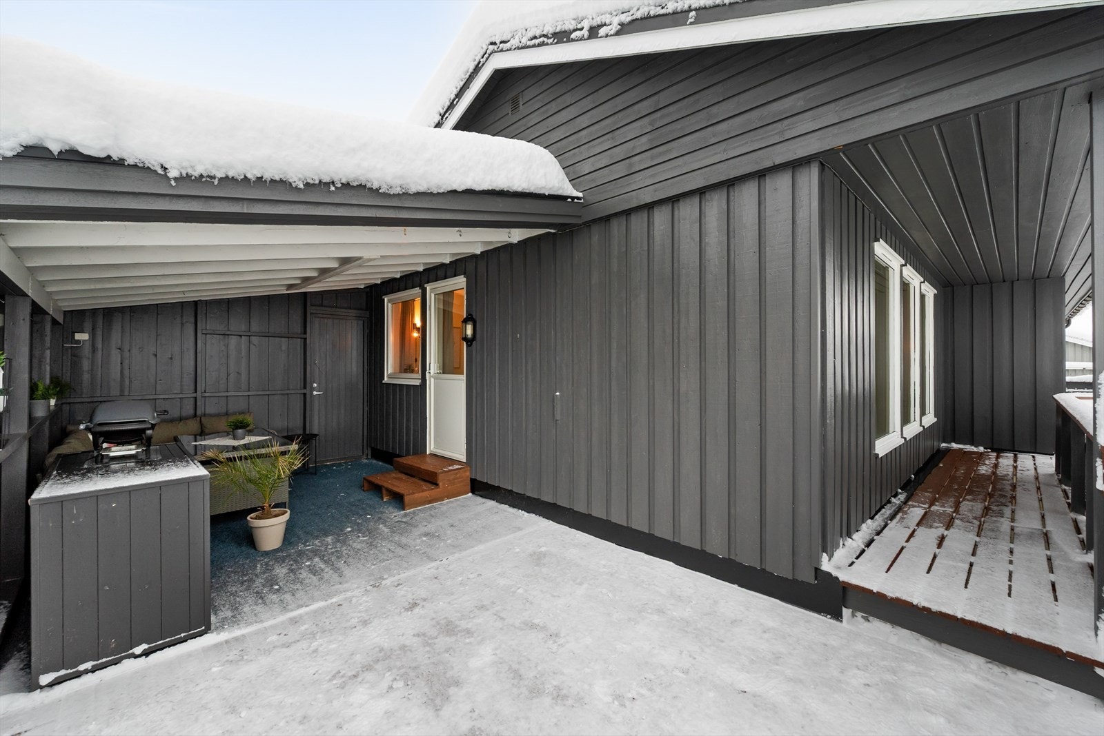 Her er det god plass for både hagemøbler og grill. Overbygget bidrar til god skjerming for vær og vind. Galleribilde