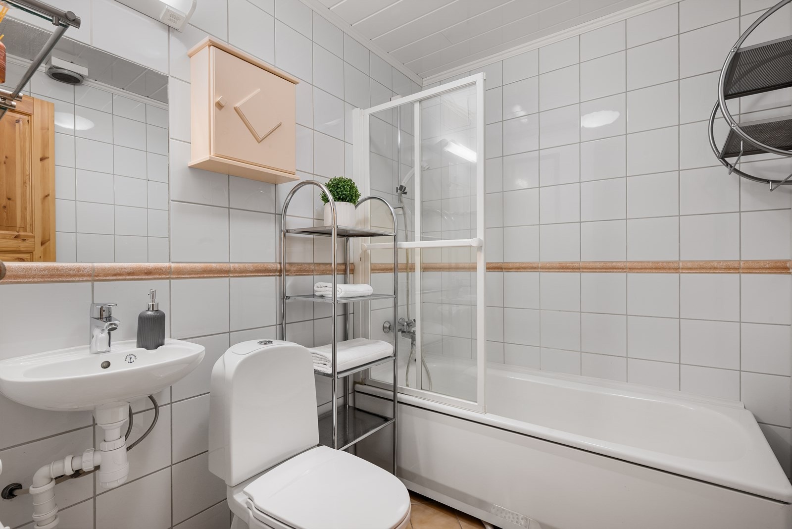 Badet i underetasjen ble pusset opp i 2003. Rommet har flislagt gulv med gulvvarme og er innredet med badekar, toalett og servant. Galleribilde