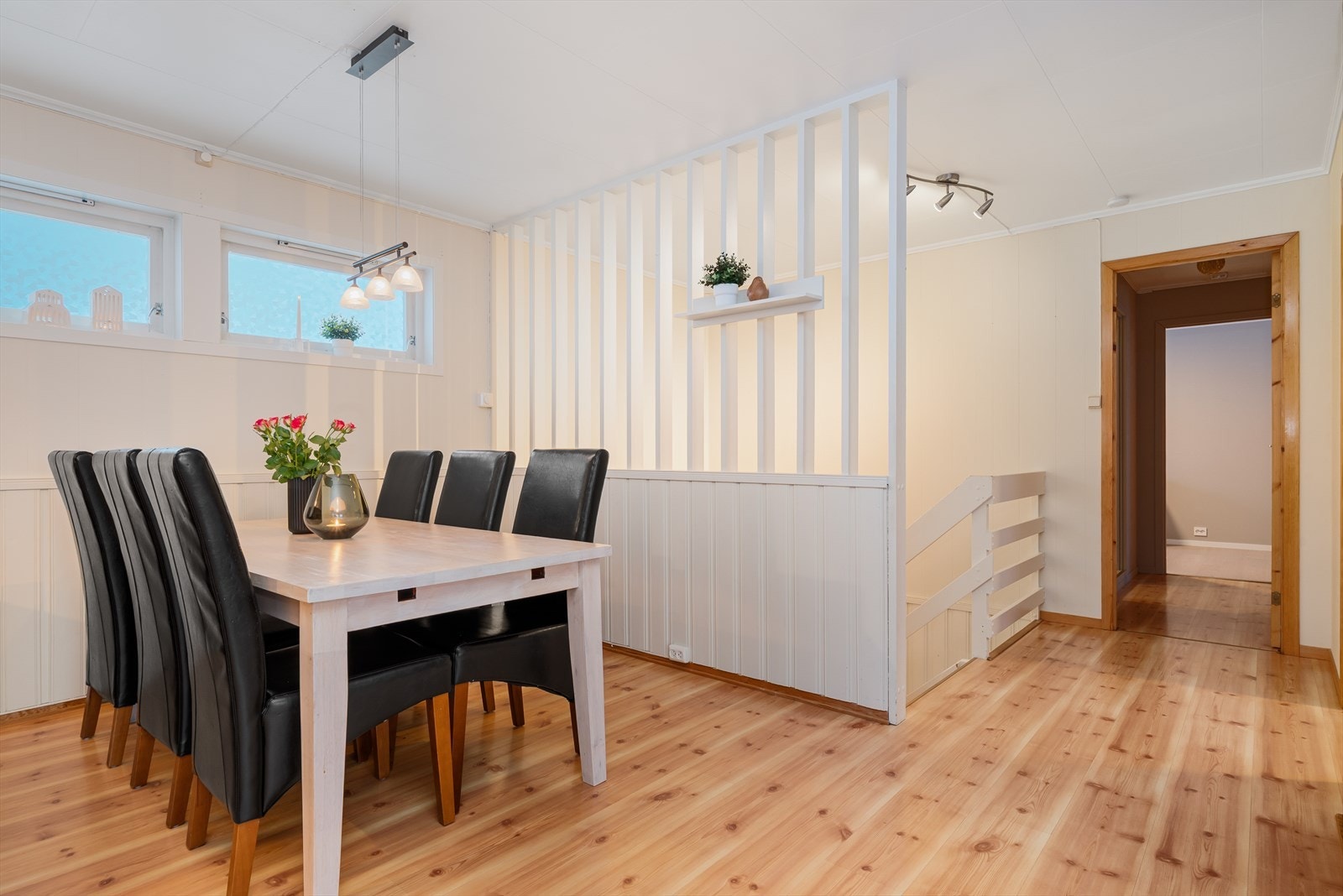 Du kommer opp i stua i 1.etasje med videre adkomst til kjøkken, 2 soverom og bad. Galleribilde