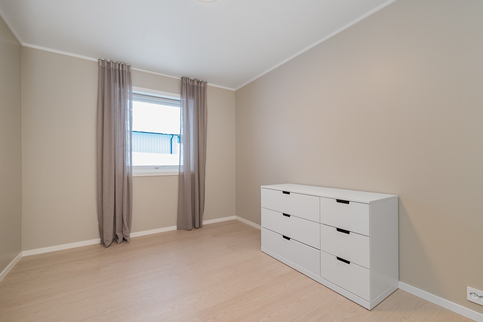 Det andre soverommet er på ca. 10 kvm. Dette rommet ble pusset opp i 2024. I forbindelse med oppussingen ble veggene etterisolert og det ble satt inn nytt vindu. Galleribilde